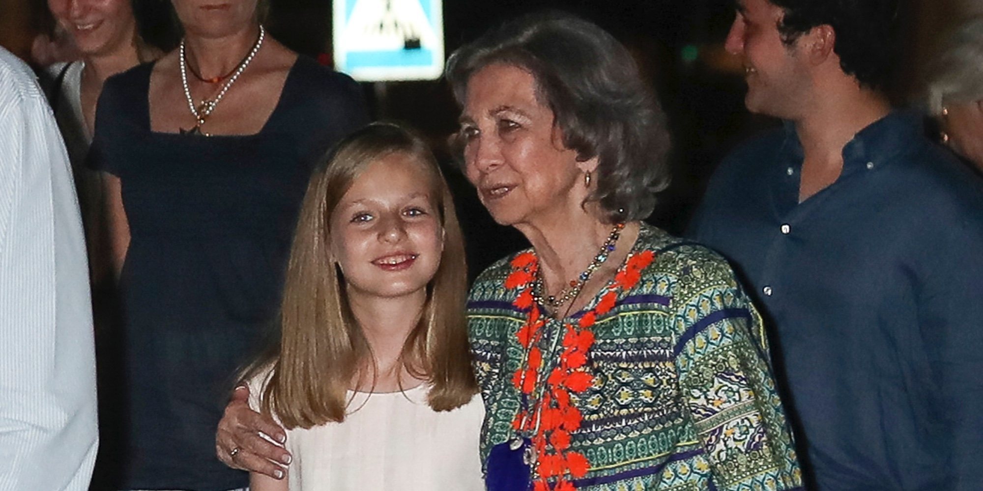 La Princesa Leonor por fin suelta la mano de la Reina Sofía