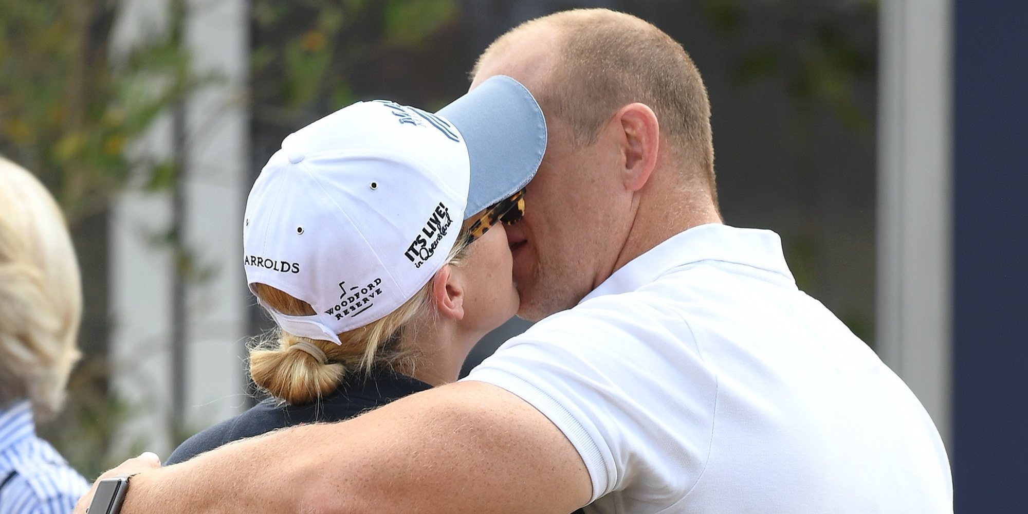 Zara Phillips y Mike Tindall se ponen cariñosos y pícaros en un festival en Gatcombe Park