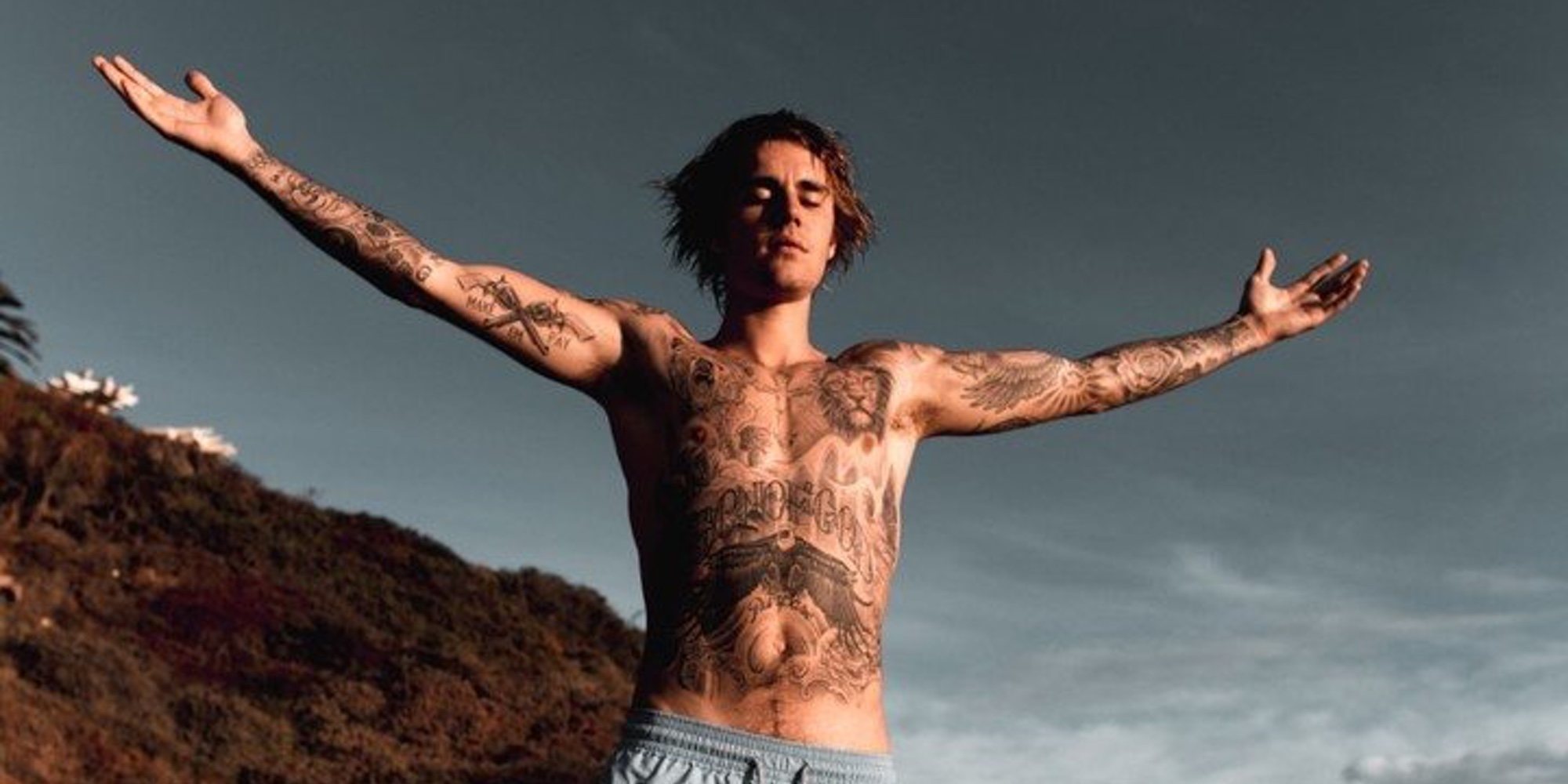 Justin Bieber presume de cuerpo y tatuajes durante un paseo sin camiseta por las calles de Nueva York