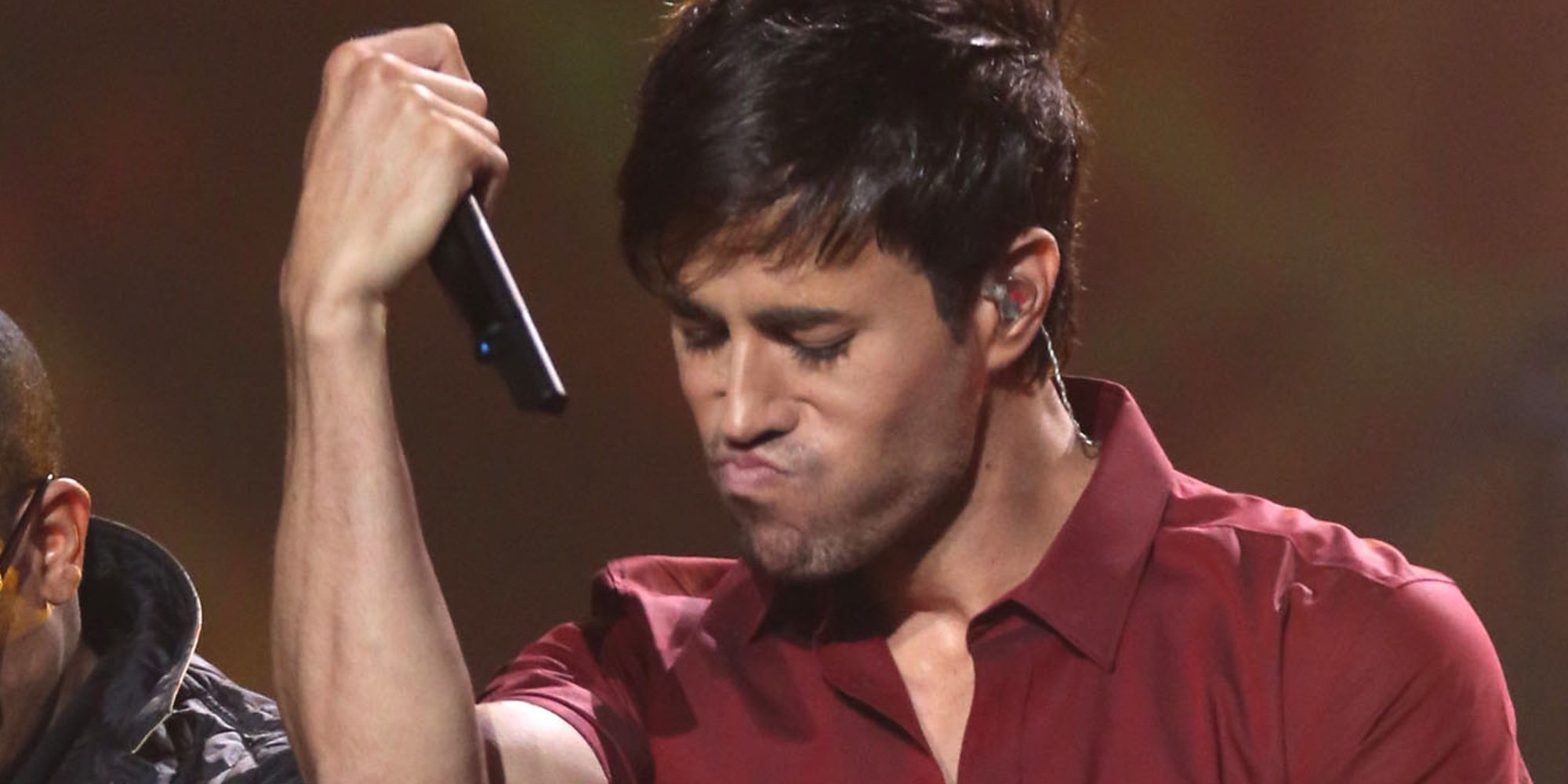 Enrique Iglesias manosea a una mujer en uno de sus conciertos