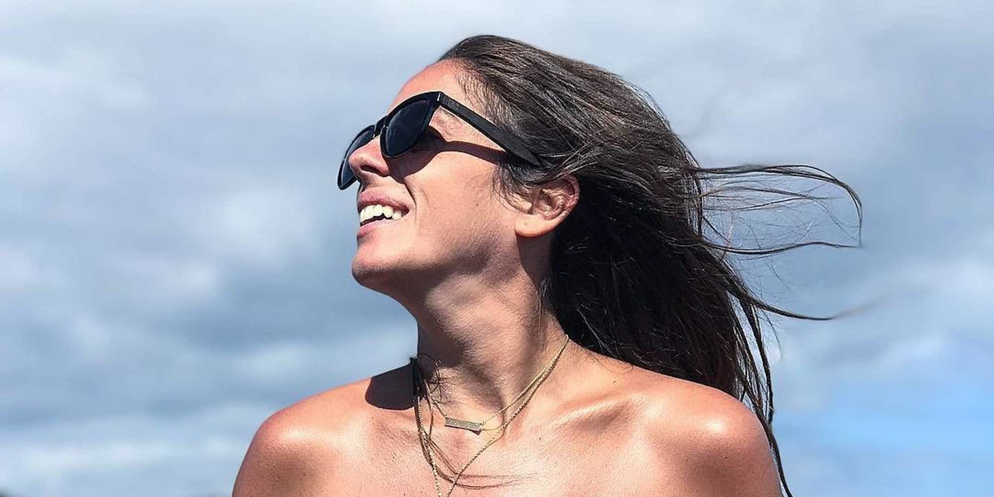 El sensual posado de Anabel Pantoja en topless en una idílica playa para promocionar sus gafas de sol