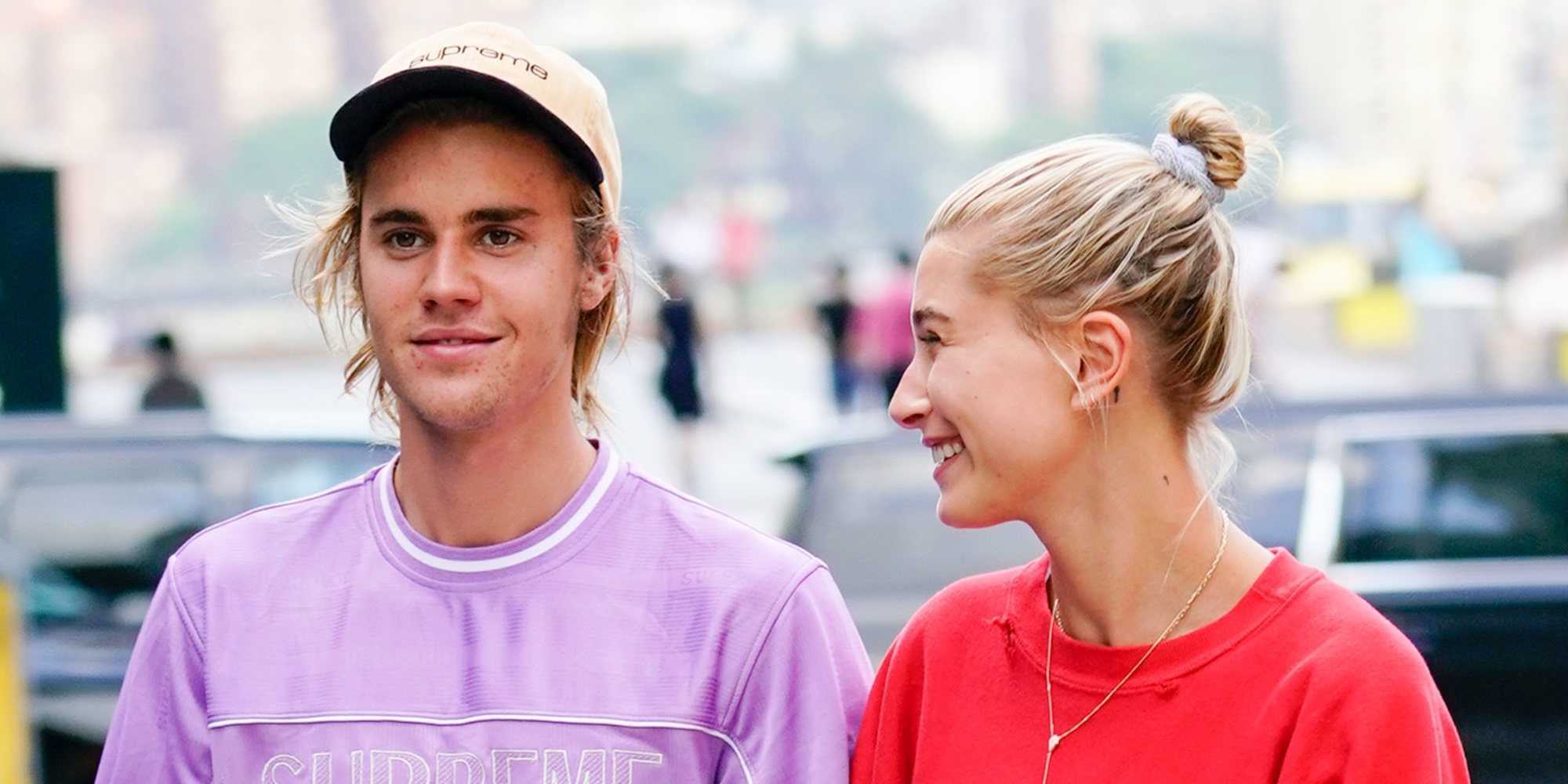 Hailey Baldwin luce su espectacular anillo de compromiso en una romántica fotografía junto a Justin Bieber