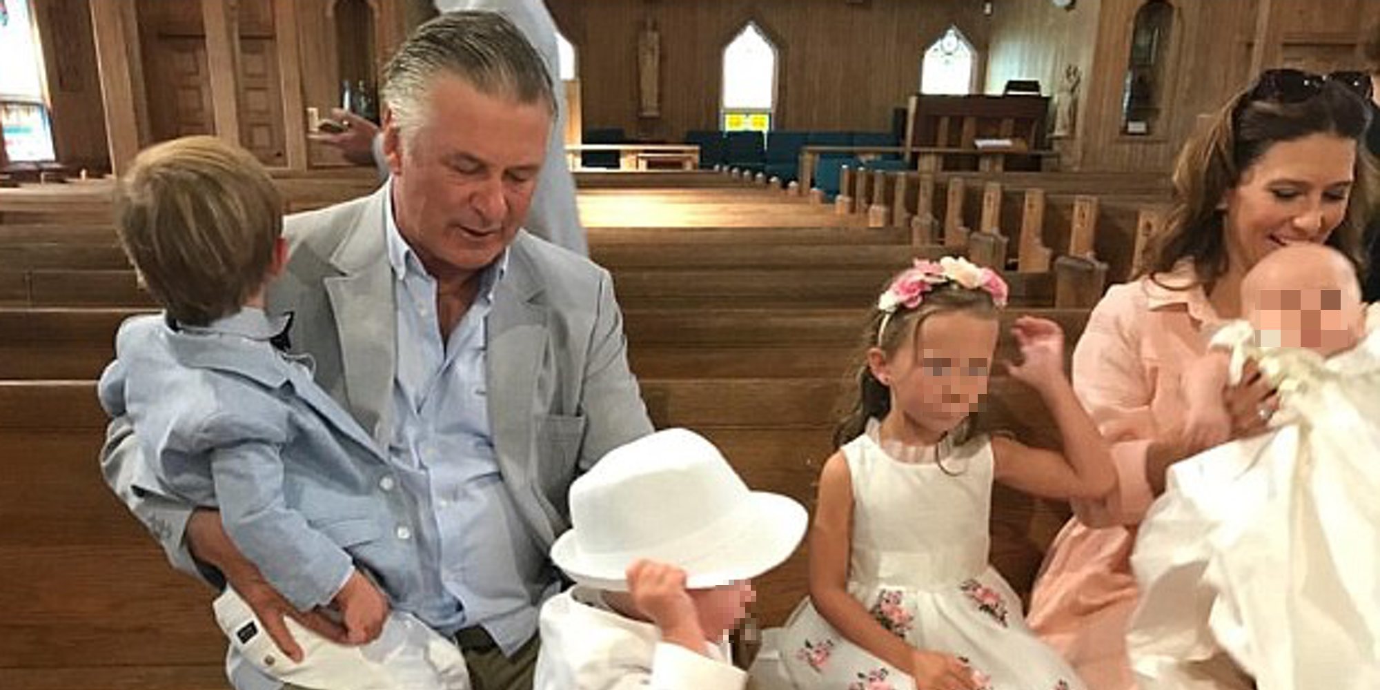 Alec Baldwin e Hilaria Thomas bautizan a sus hijos Romeo y Leonardo