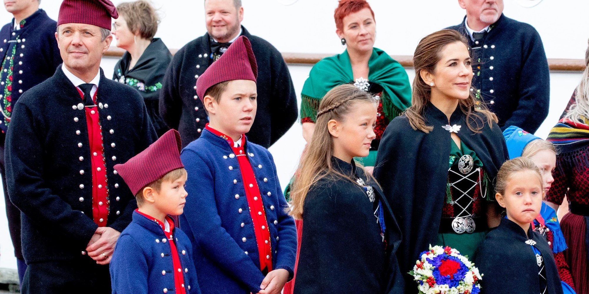 El Príncipe Federico y Mary de Dinamarca, con trajes regionales junto a sus hijos en las Islas Faroe