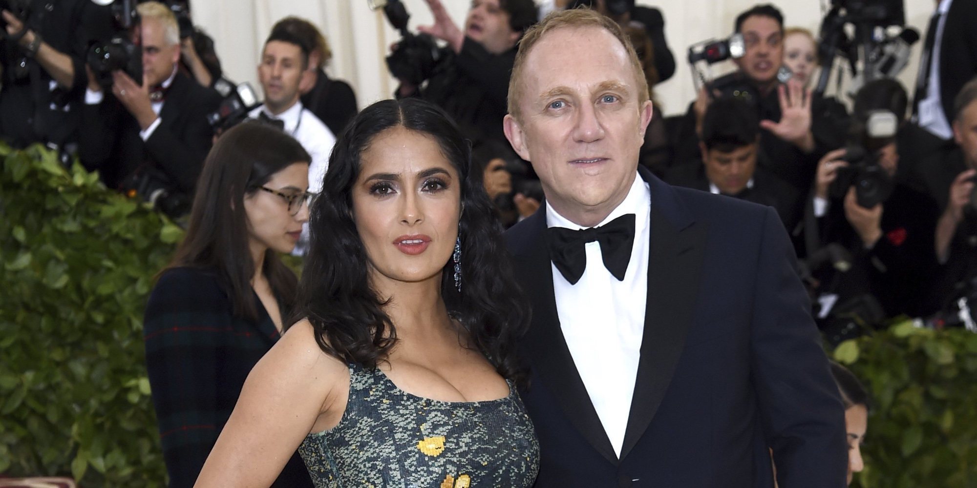 Salma Hayek y François-Henri Pinault renuevan sus votos matrimoniales por sorpresa en Bora Bora