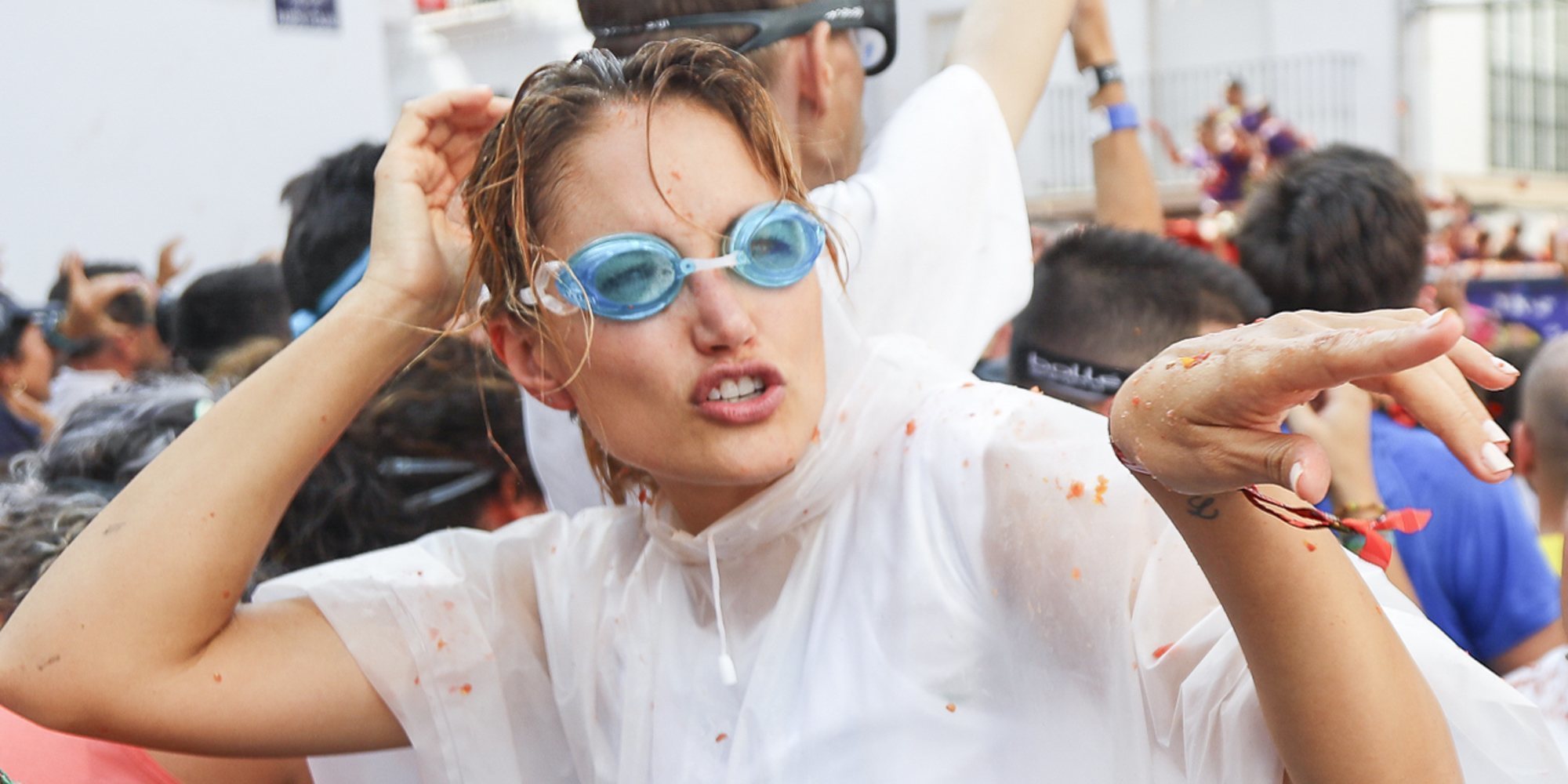 Alba Carrillo busca tomatazos para sus enemigos participando en La Tomatina de Buñol