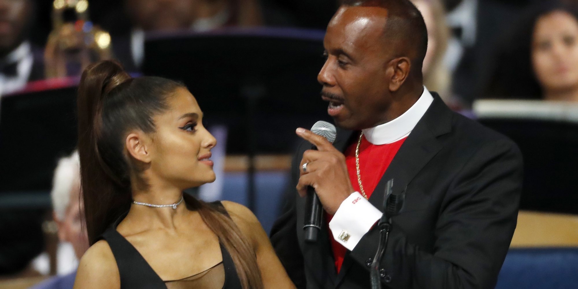 El incómodo momento de Ariana Grande en el funeral de Aretha Franklin