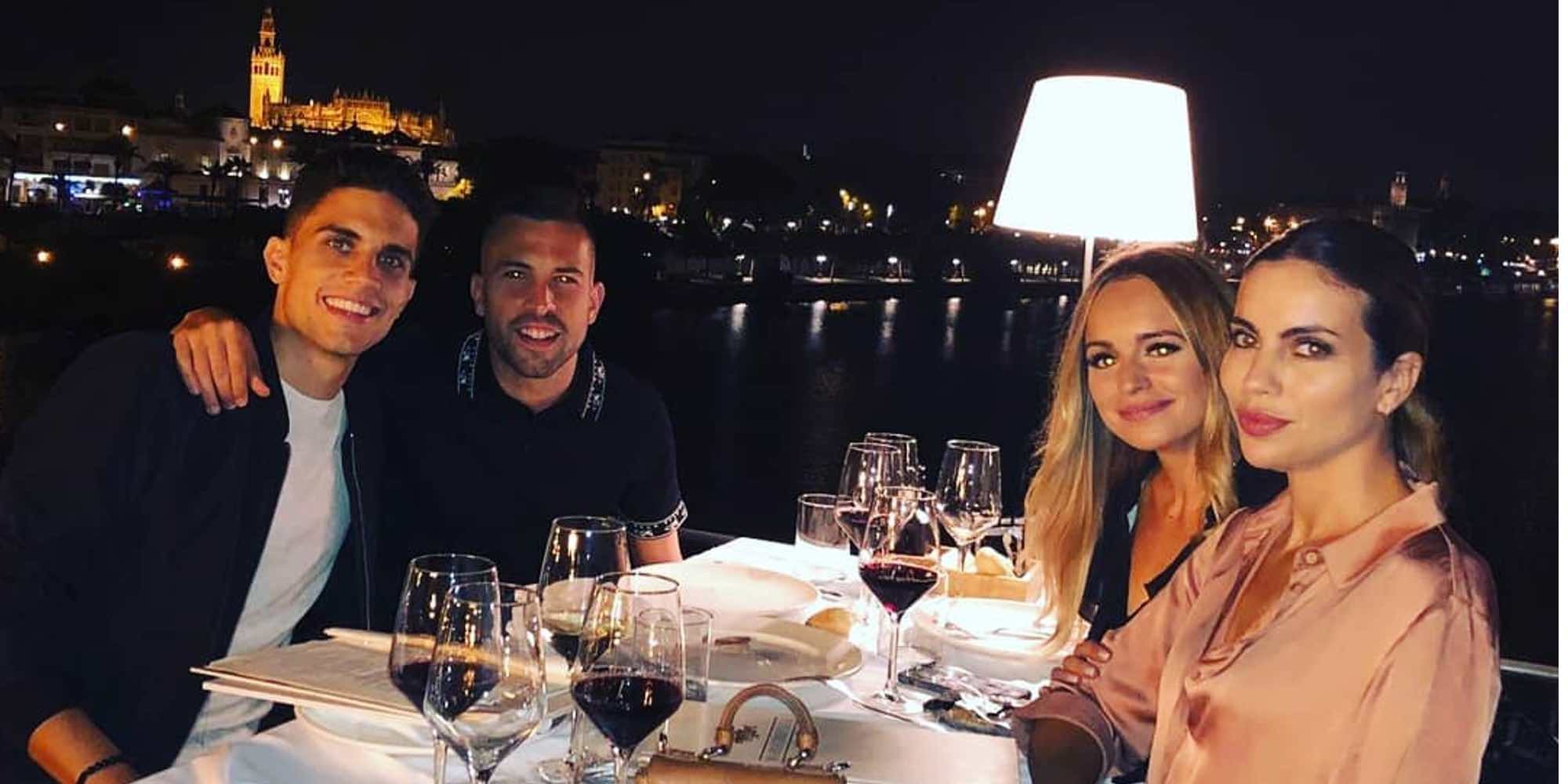 Marc Bartra y Melissa Jiménez reciben una visita muy especial en Sevilla