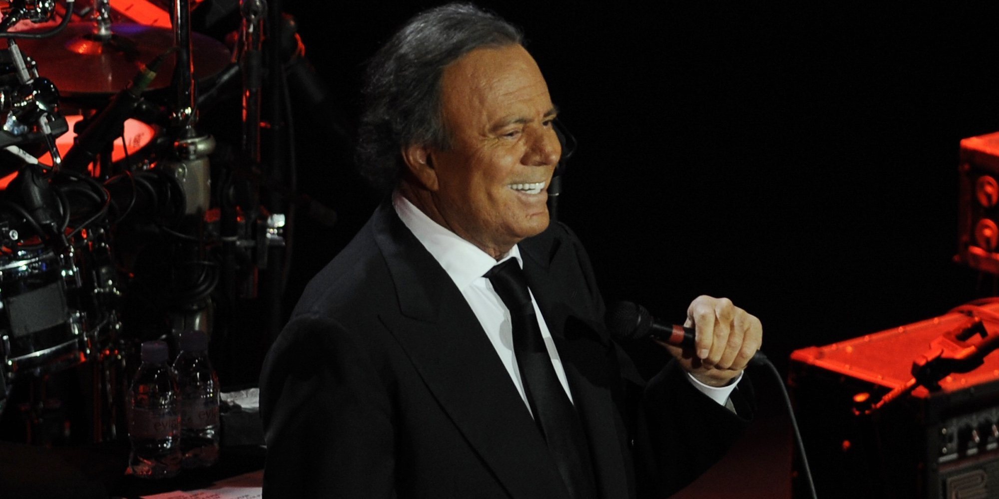 Julio Iglesias reaparece en concierto tras los rumores sobre sus problemas de salud