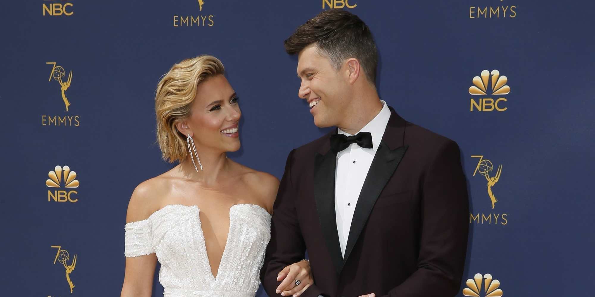 Scarlett Johansson y Colin Jost derrochan pasión en la alfombra roja de los Emmys 2018