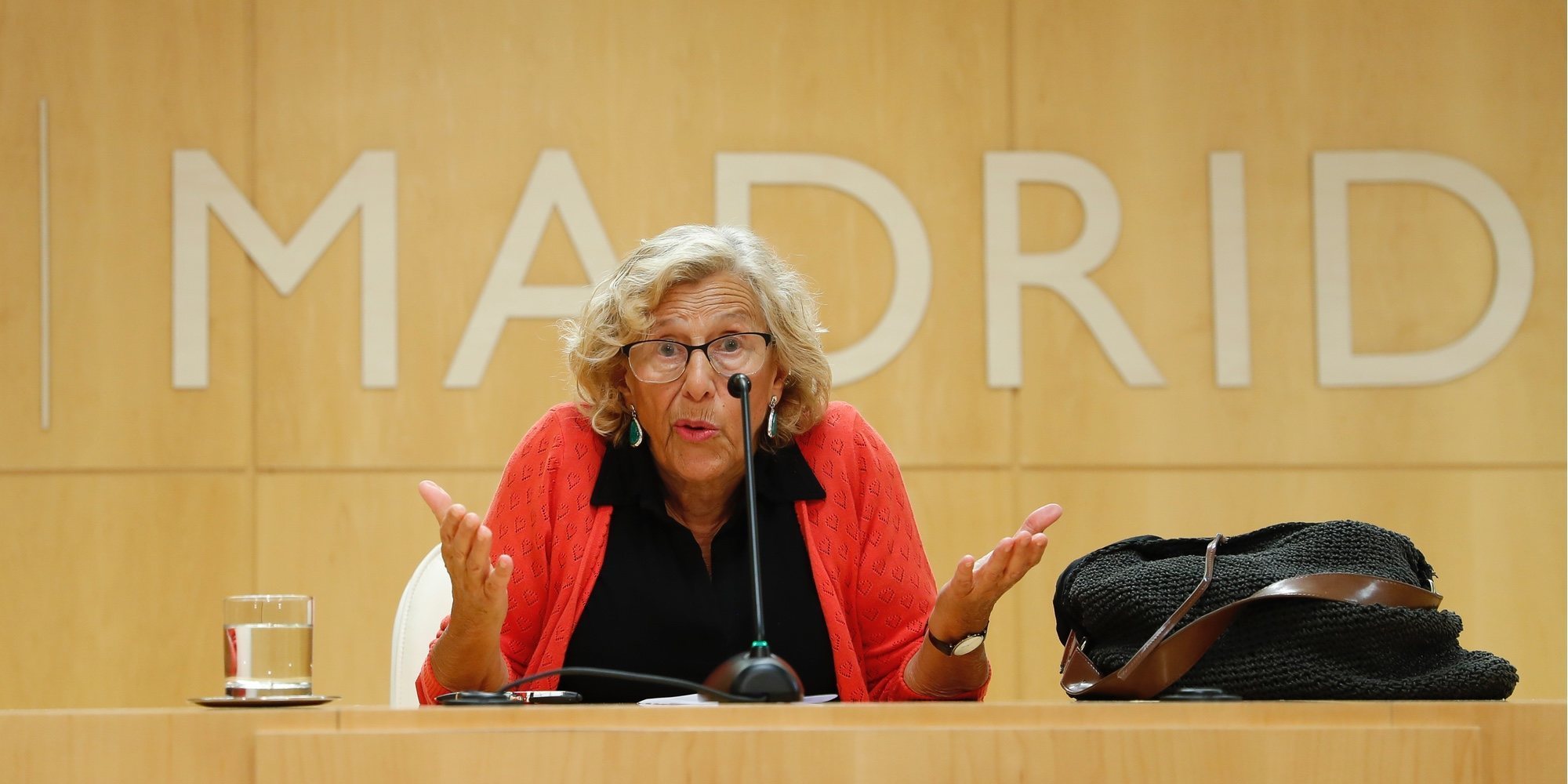 Manuela Carmena abandona el hospital tras recibir el alta médica