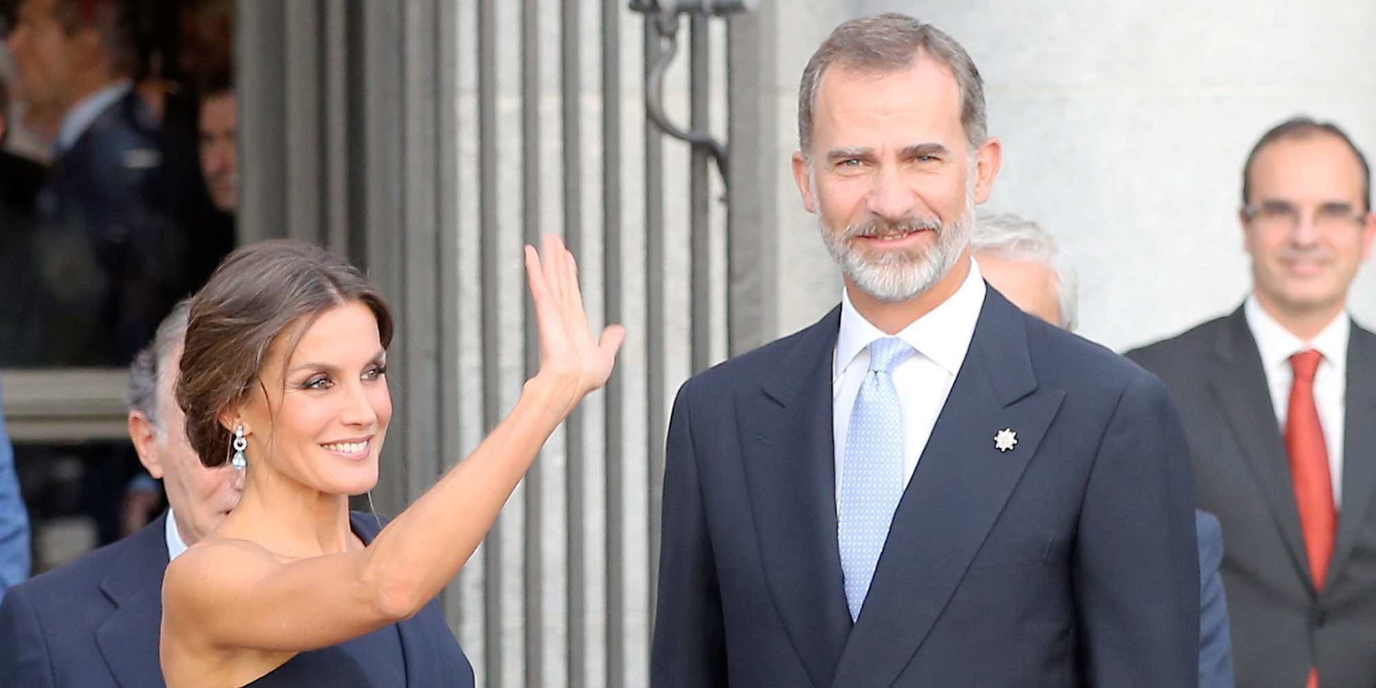 La pletórica noche en el Teatro Real de los Reyes Felipe y Letizia con un incómodo momento