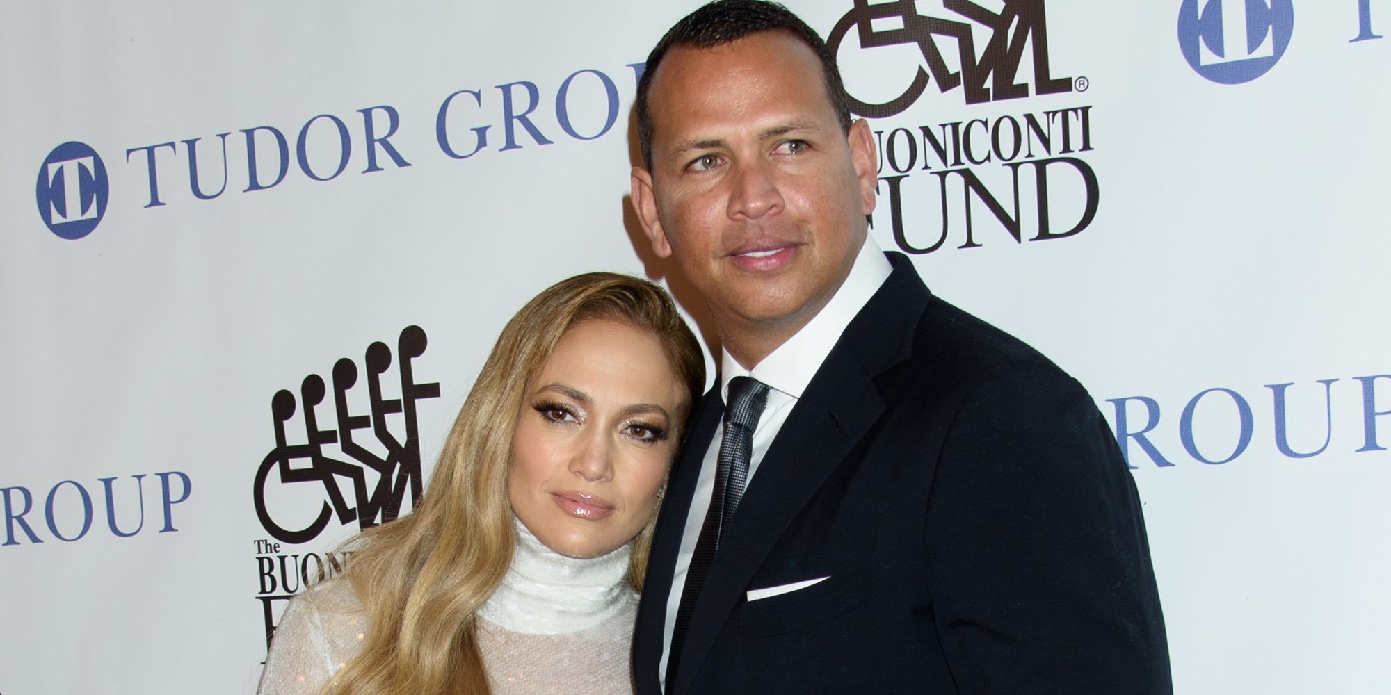 Jennifer Lopez y Alex Rodriguez pasean su amor por la alfombra roja de la cena Great Sports Legends