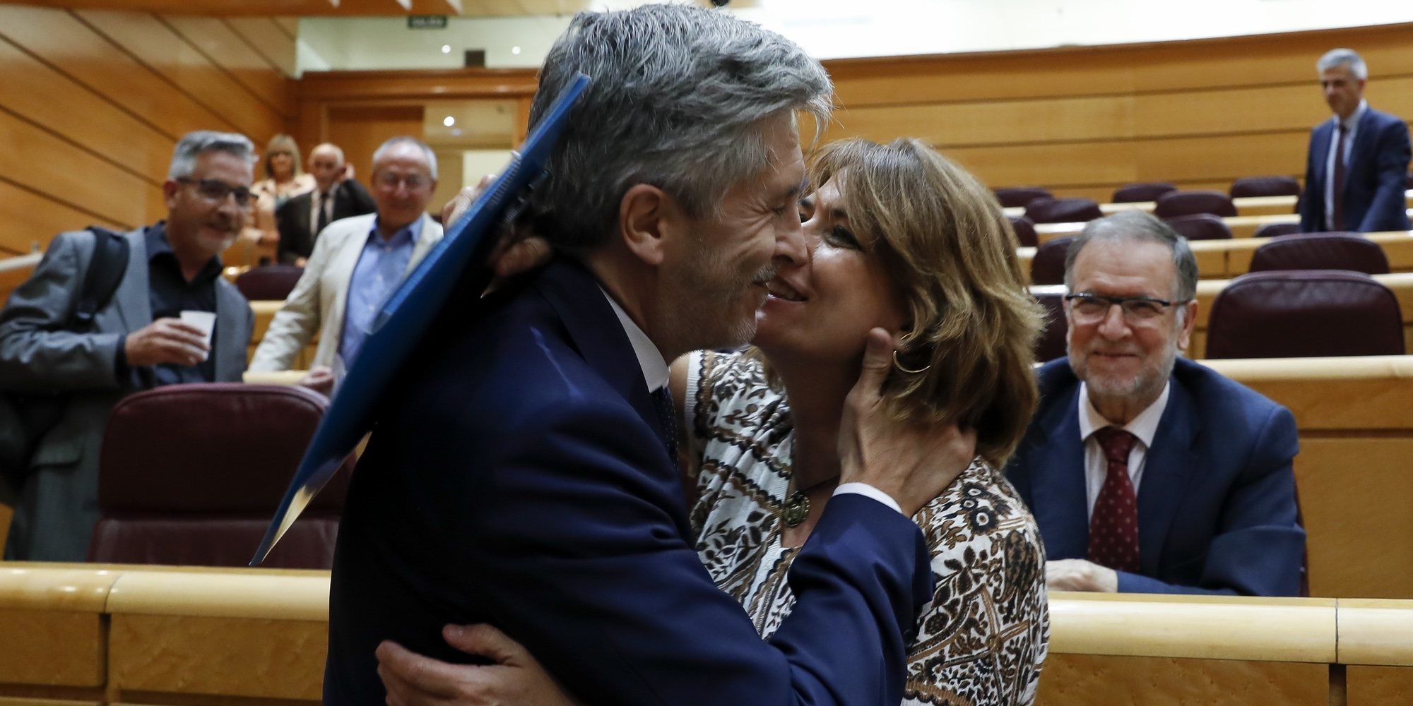 Marlaska y Dolores Delgado se ven y se saludan en el Senado tras los audios filtrados