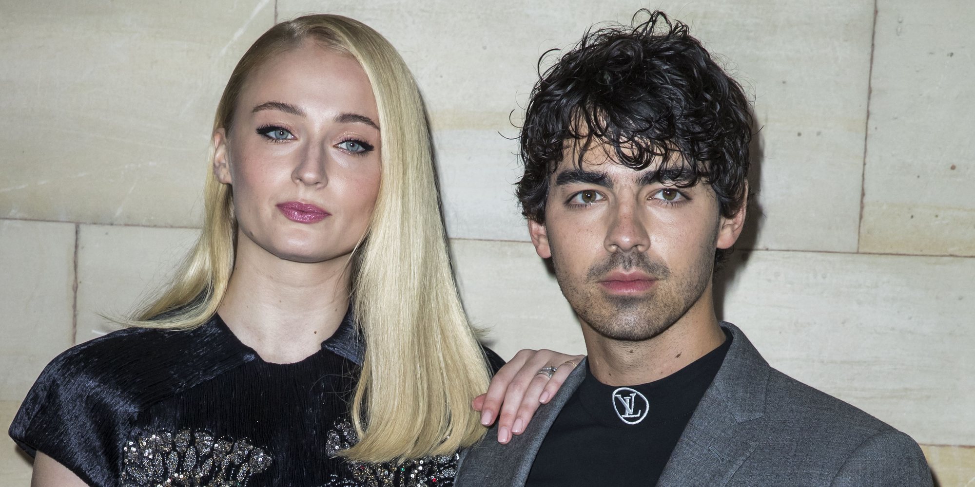 Joe Jonas y Sophie Turner hacen su primera aparición juntos en una alfombra roja