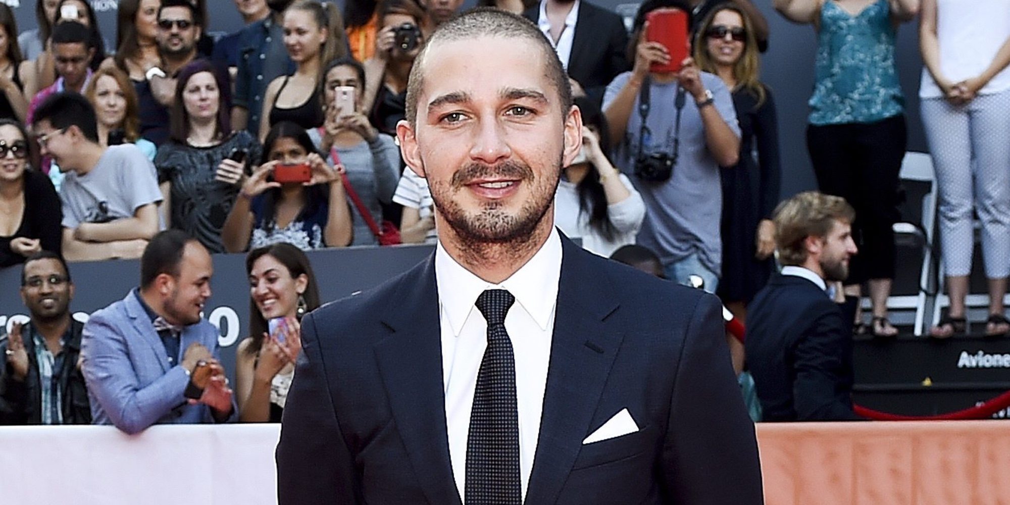 Shia LaBeouf da un romántico paseo con su nuevo amor FKA Twigs