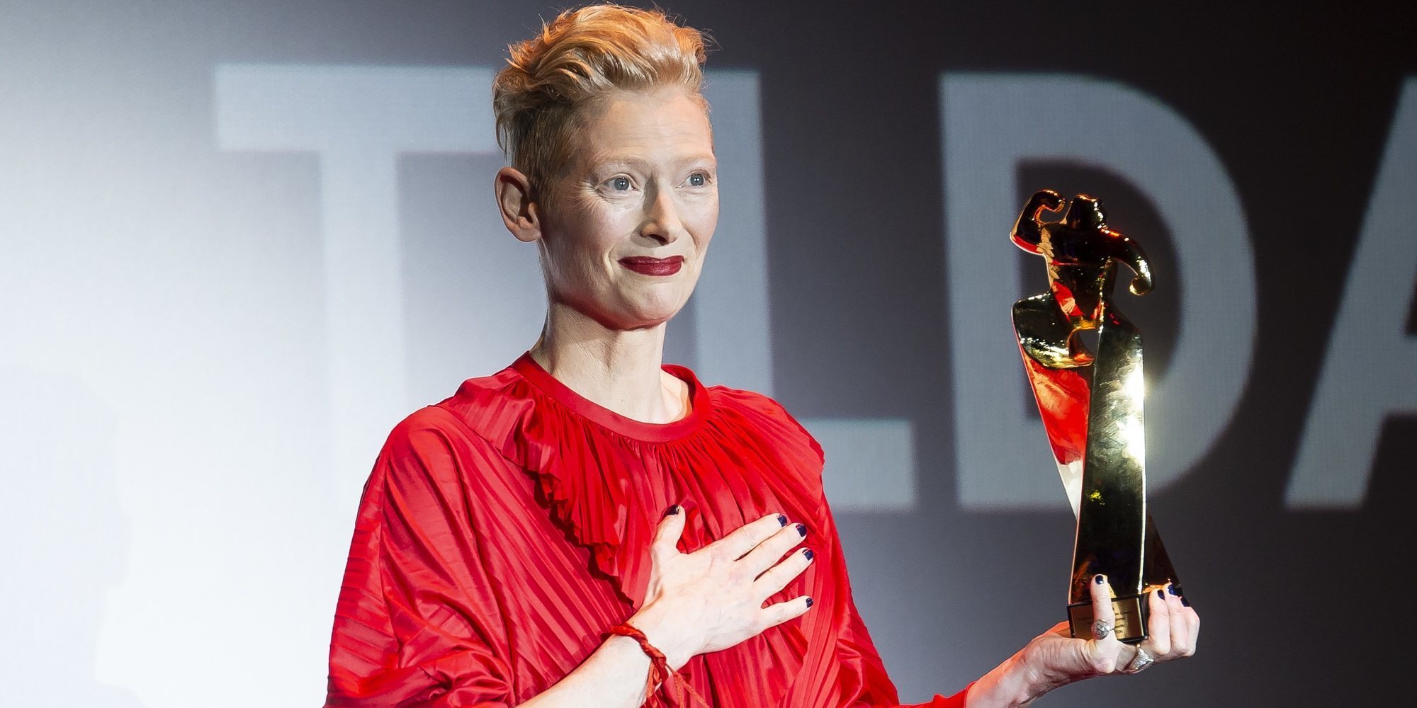 Tilda Swinton recibe un premio honorífico horas después de la muerte de su padre