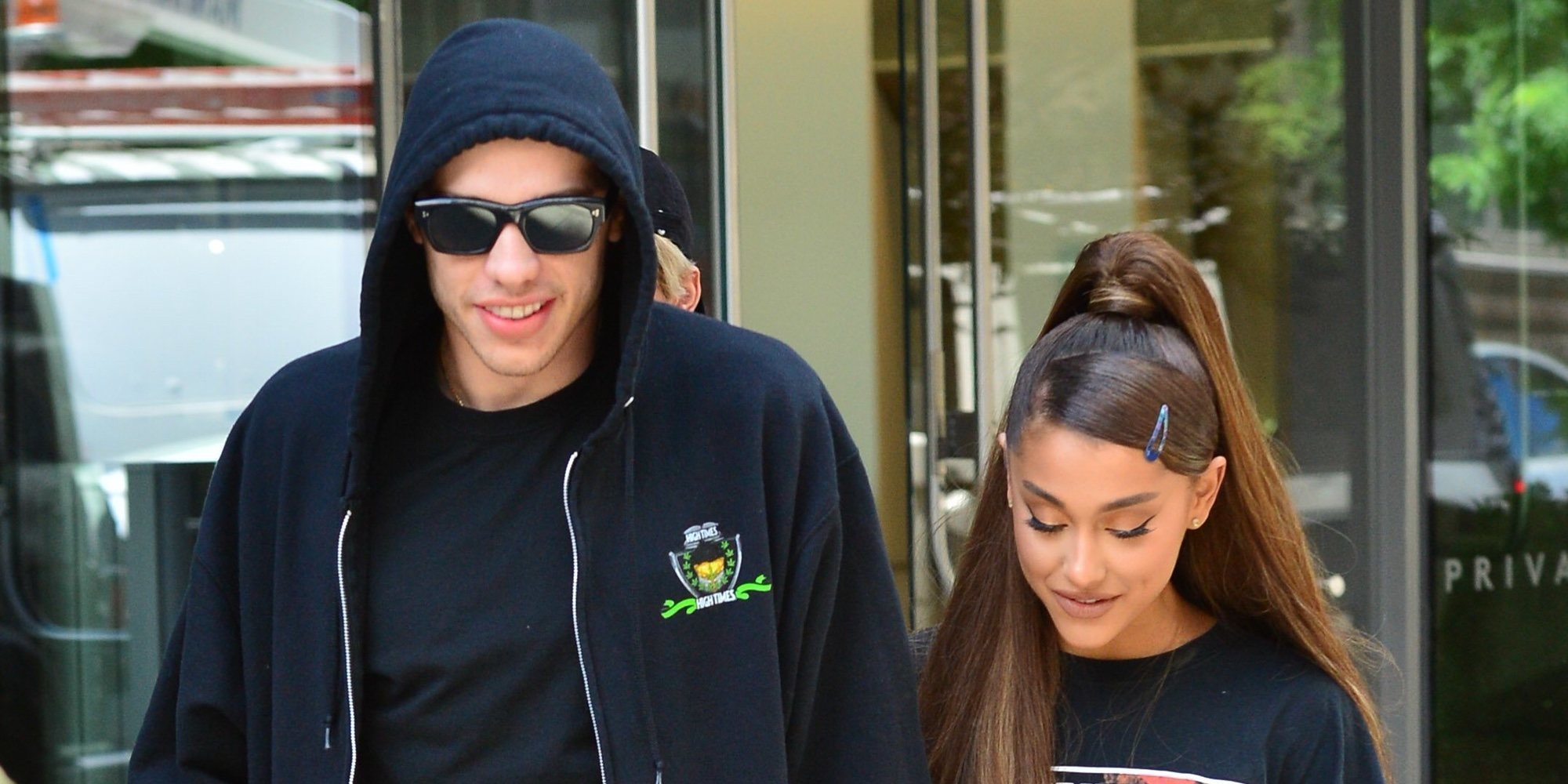 Pete Davidson se tapa uno de los tatuajes que se hizo por Ariana Grande