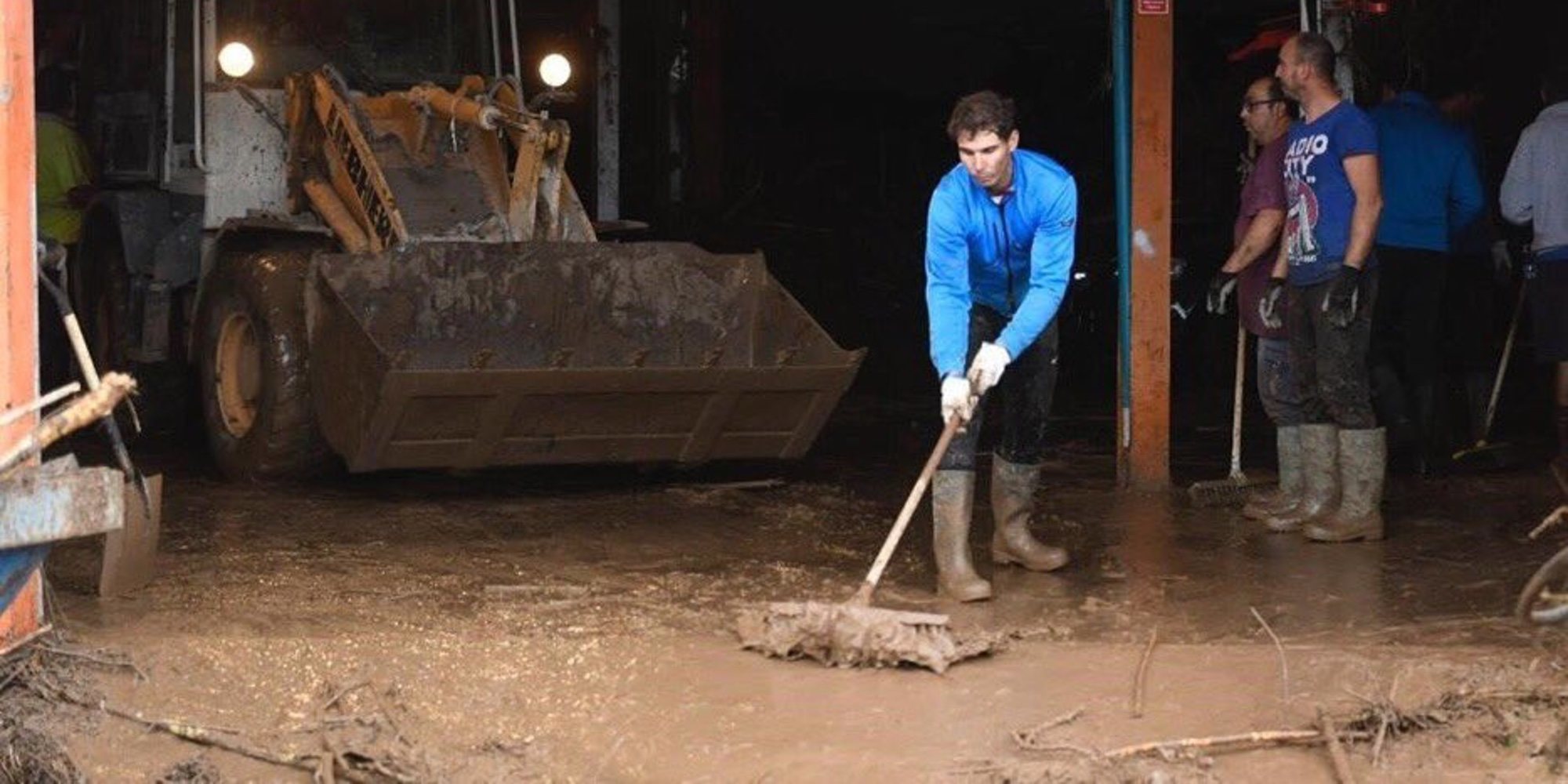 Rafa Nadal ayuda a limpiar en Mallorca tras las fuertes inundaciones