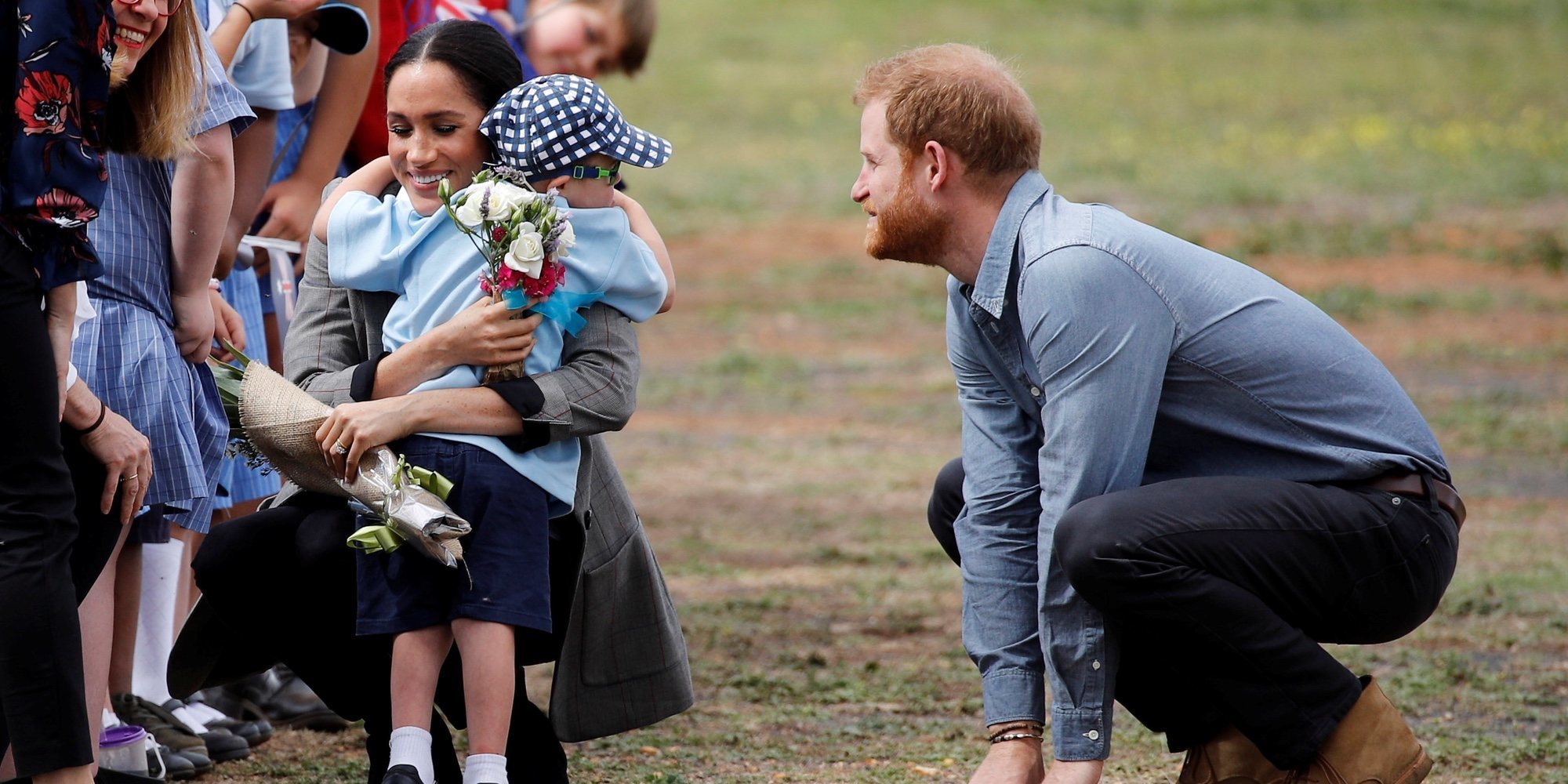 El Príncipe Harry y Meghan Markle conquistan Dubbo: del detalle del paraguas al adorable fan de Papá Noel