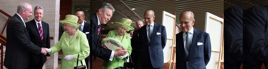 La Reina Isabel II y el exlíder del IRA Martin McGuinness protagonizan un saludo histórico