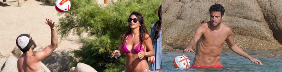 Cesc Fábregas, todo un padrazo con los hijos de Daniella Semaan durante sus vacaciones en Cerdeña