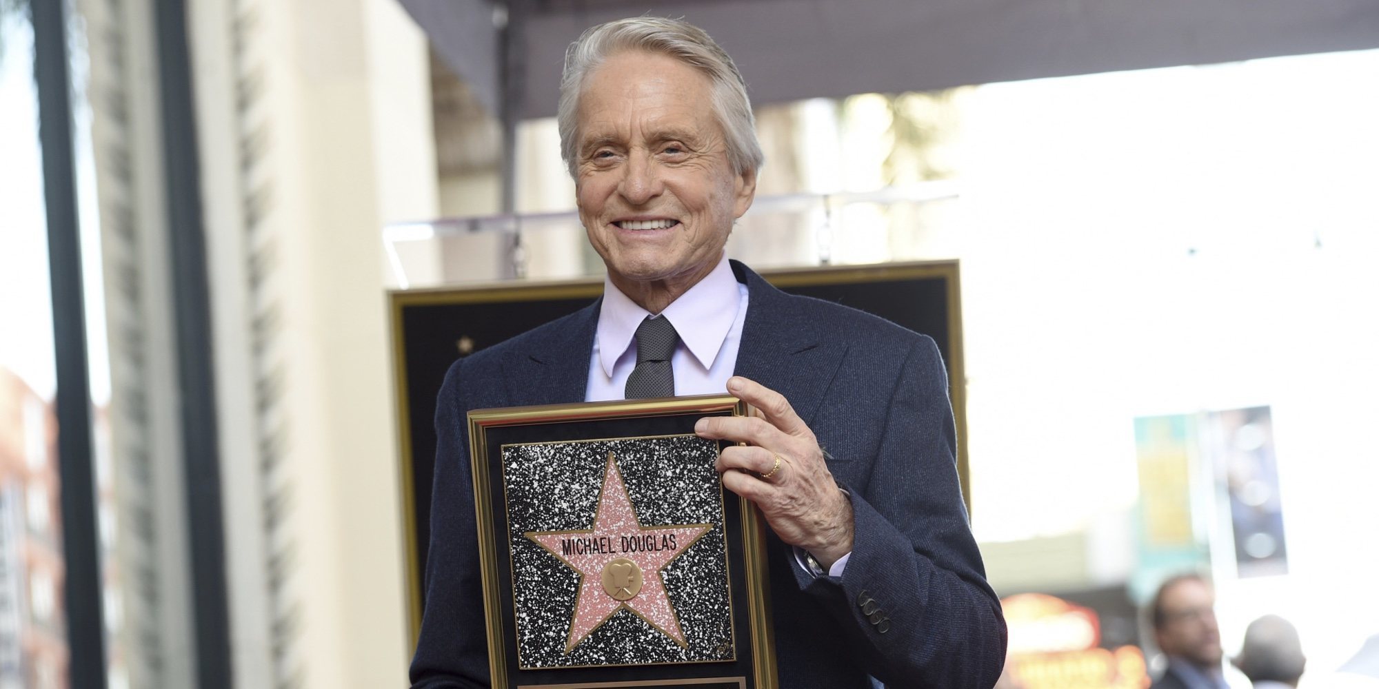 Michael Douglas recibe su estrella en el Paseo de la Fama y le dedica unas emotivas palabras a su padre