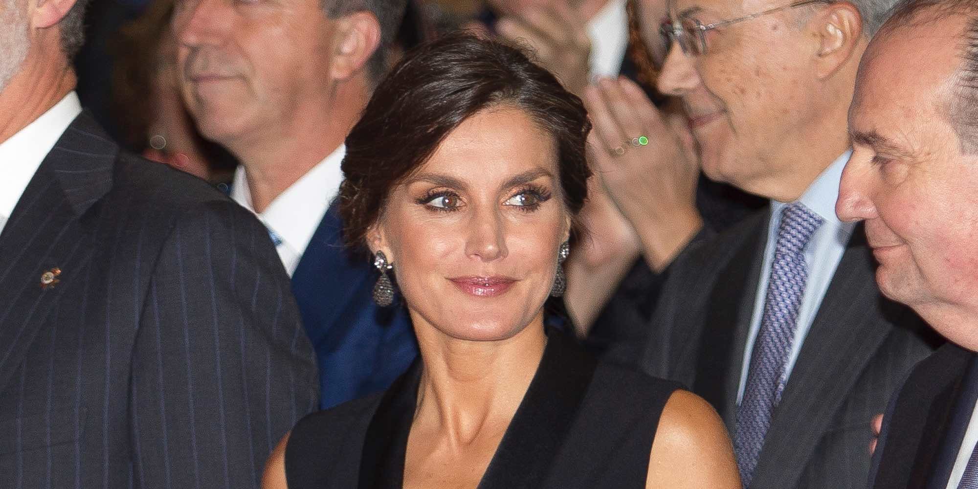 La Reina Letizia presume de brazos y de diamantes con otro look impecable