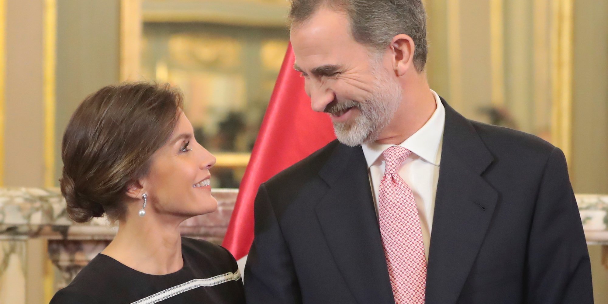 Los Reyes Felipe y Letizia, cariñosos y cómplices en su maratoniana agenda al comienzo de su Viaje de Estado a Perú