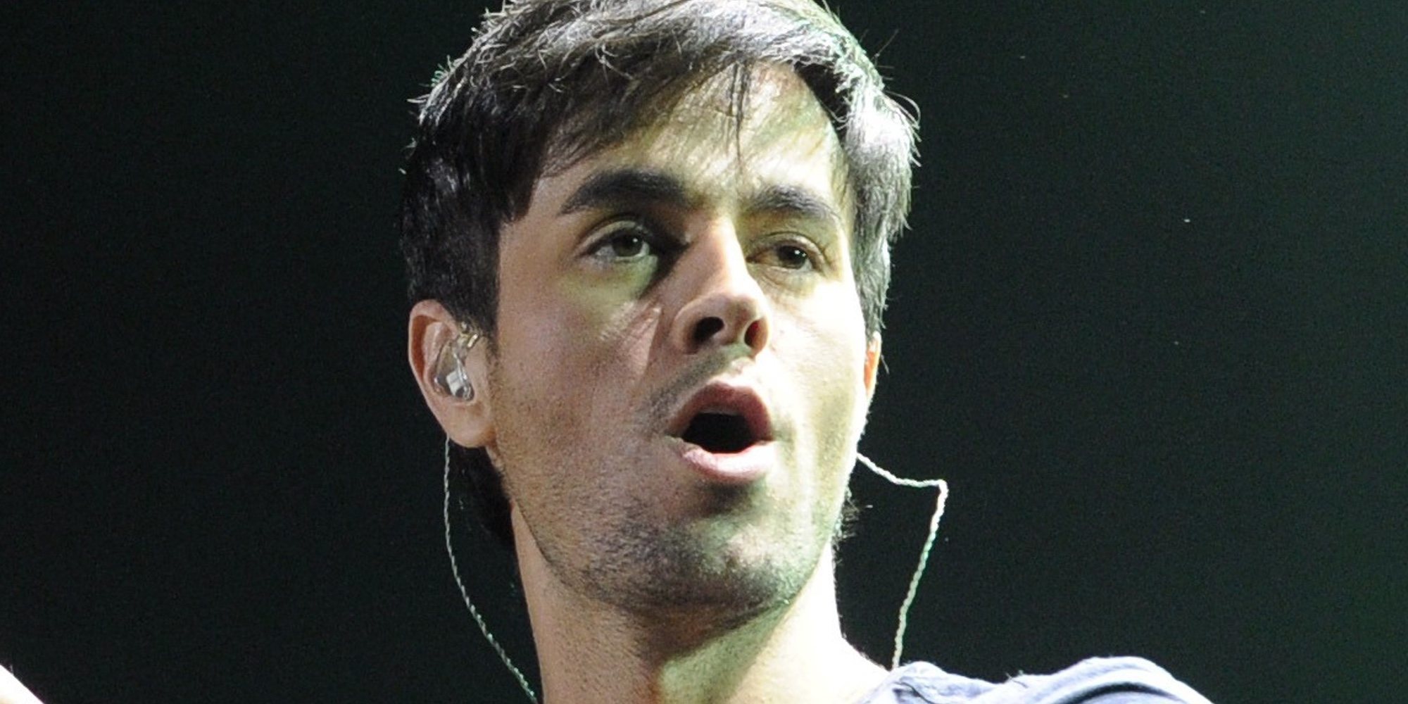 Enrique Iglesias manosea a una de sus fans en medio de uno de sus conciertos