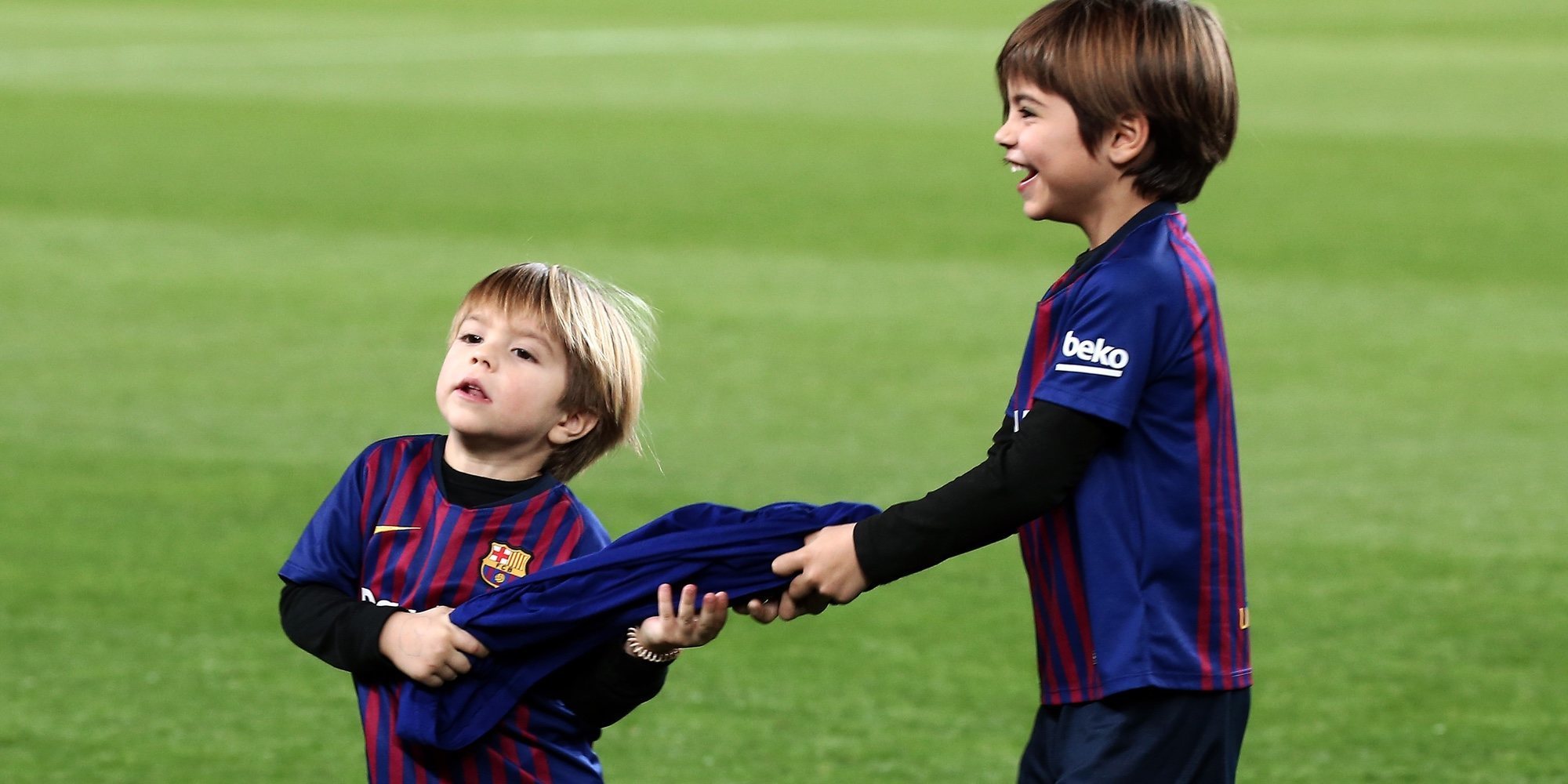 Milan y Sasha Piqué, dos terremotos viendo jugar a su papá Gerard Piqué