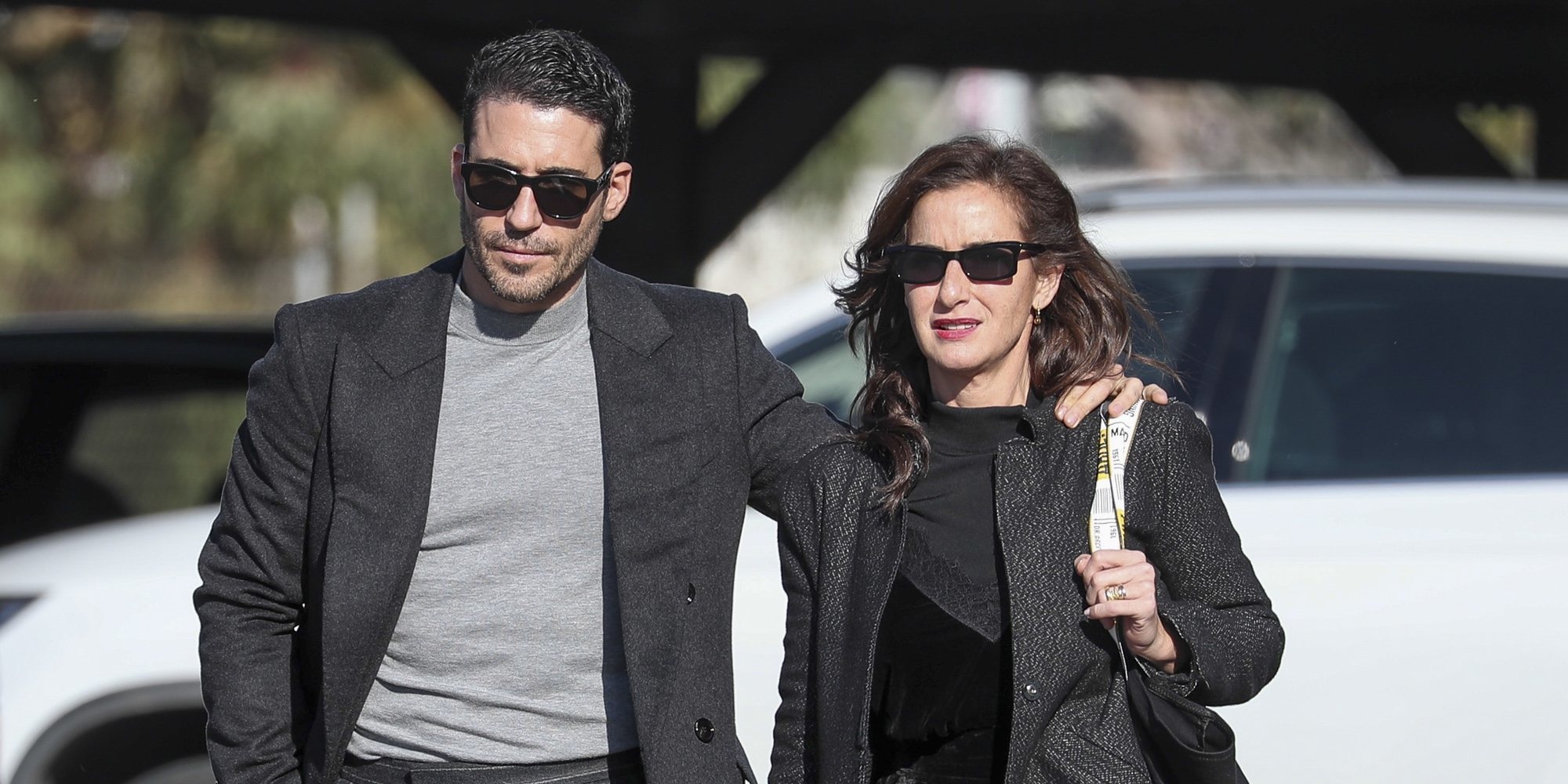 Miguel Ángel Silvestre, arropado por Belén López en el entierro de su padre