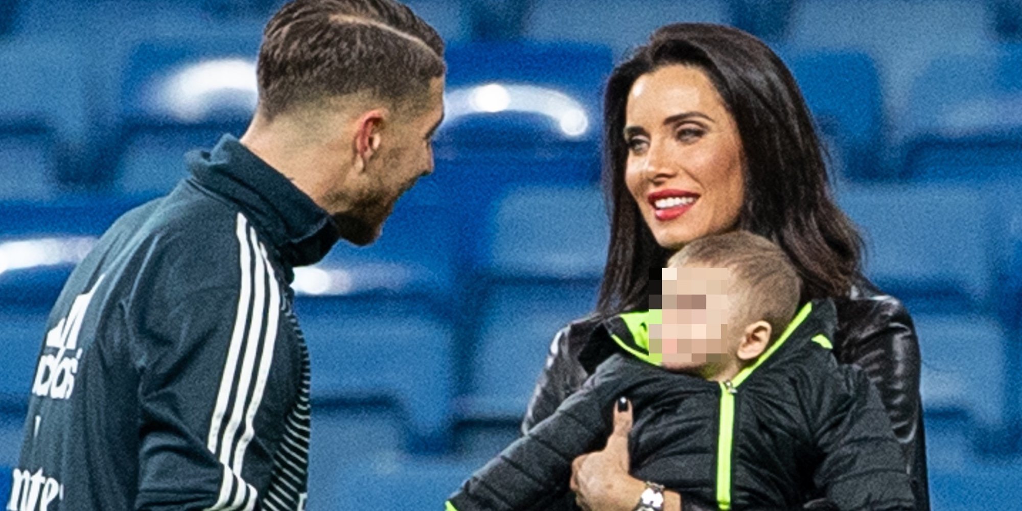 Pilar Rubio y Sergio Ramos, muy cómplices en el campo de juego entre carantoñas a sus hijos Alejandro y Marco