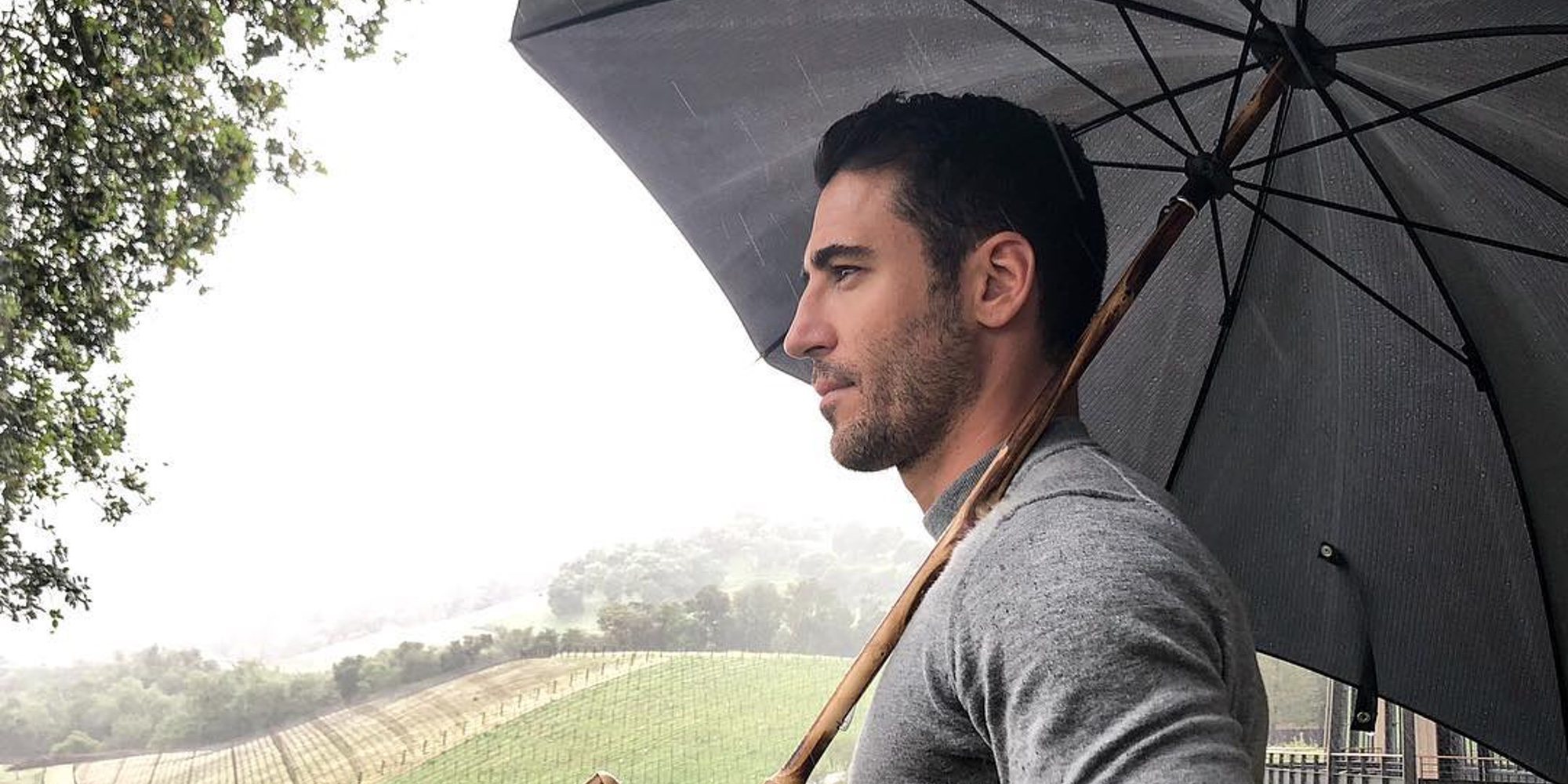 Miguel Ángel Silvestre encuentra un motivo para sonreír tras la muerte de su padre antes de Navidad