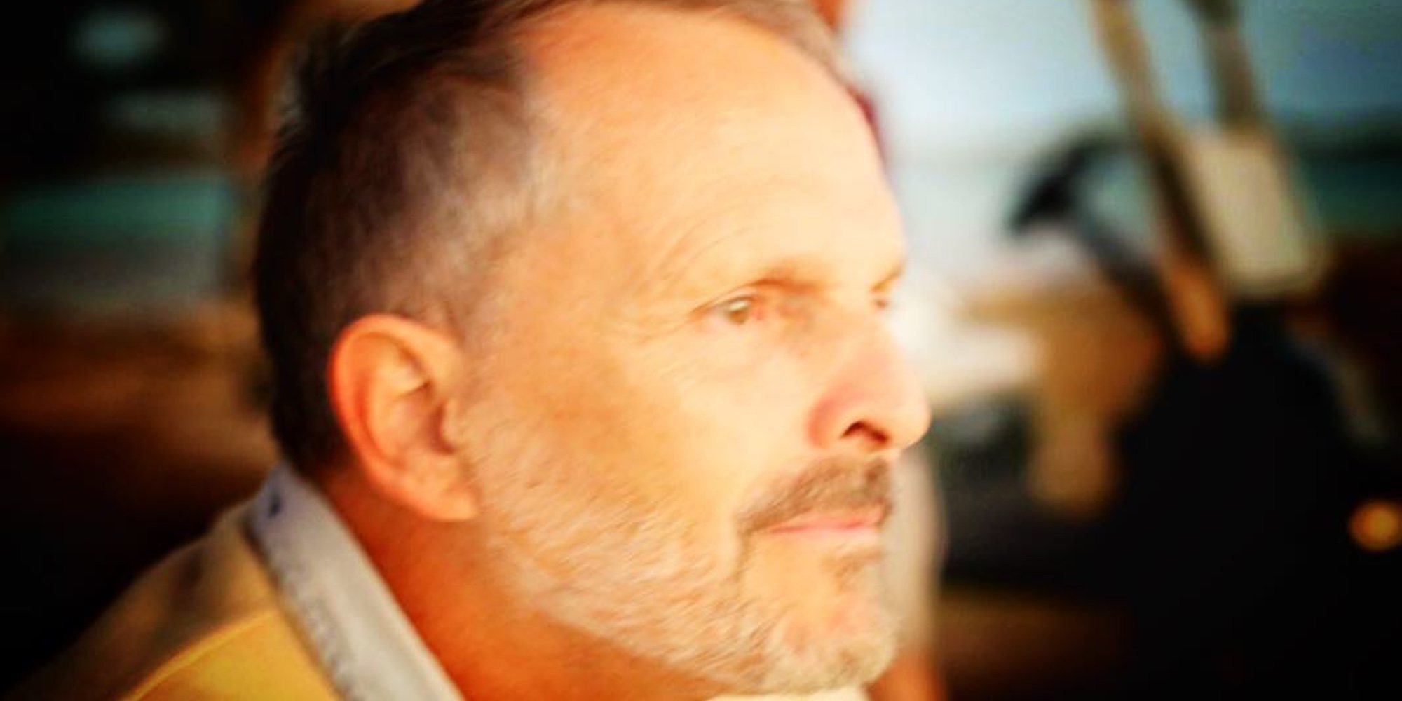 Miguel Bosé vuelve de sus vacaciones familiares anunciando nuevos proyectos profesionales