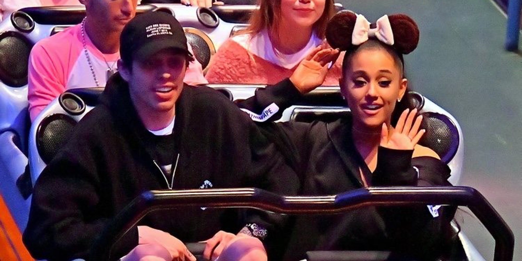 Pete Davidson bromea sobre el comentario de Ariana Grande sobre su pene