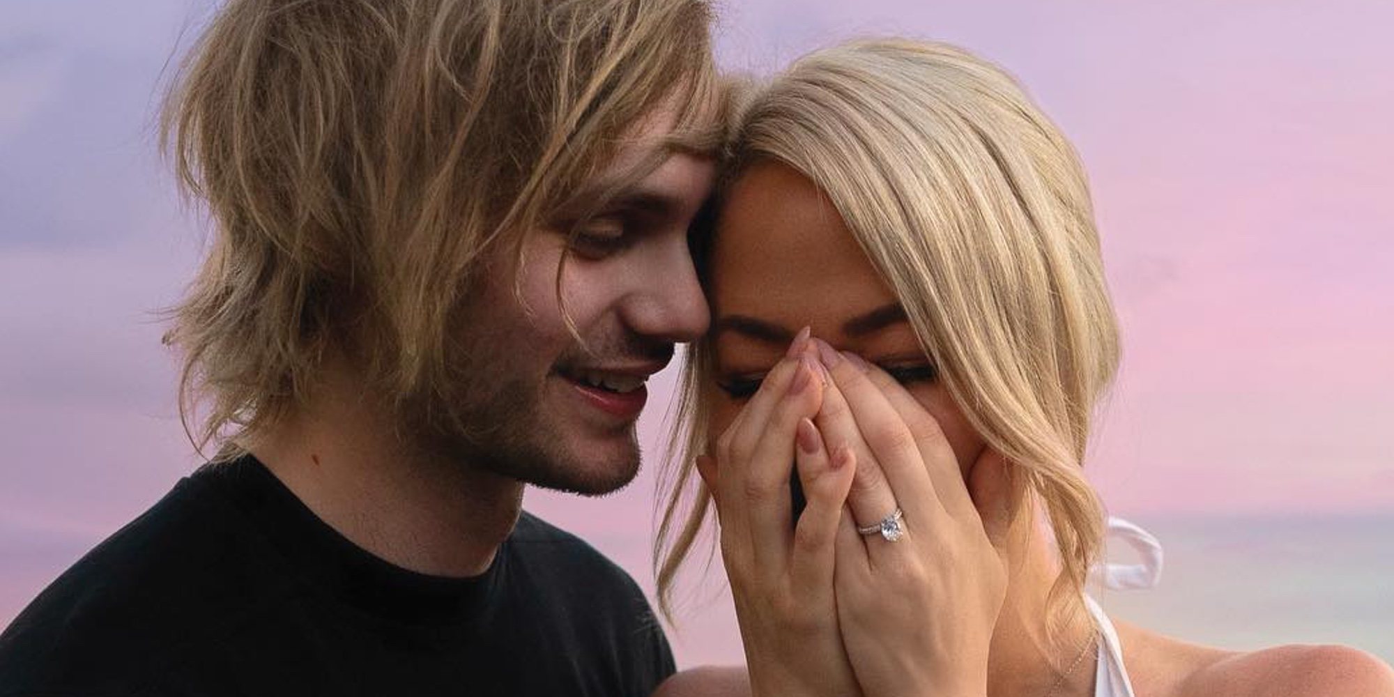 Michael Clifford se compromete después de tres años de relación con Crystal Leigh