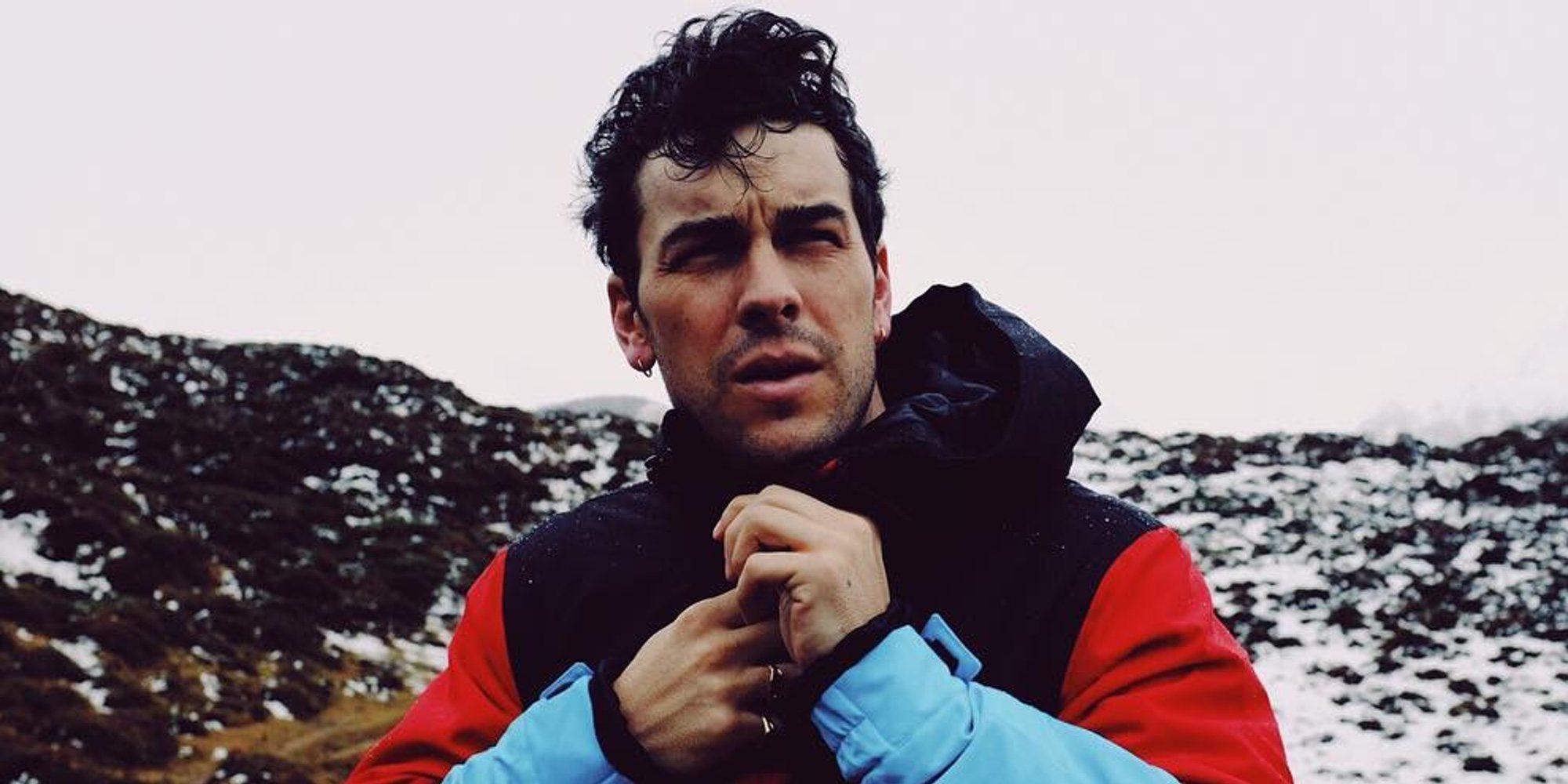 Mario Casas disfruta de un fin de semana con amigos entre frío y reflexiones filosóficas