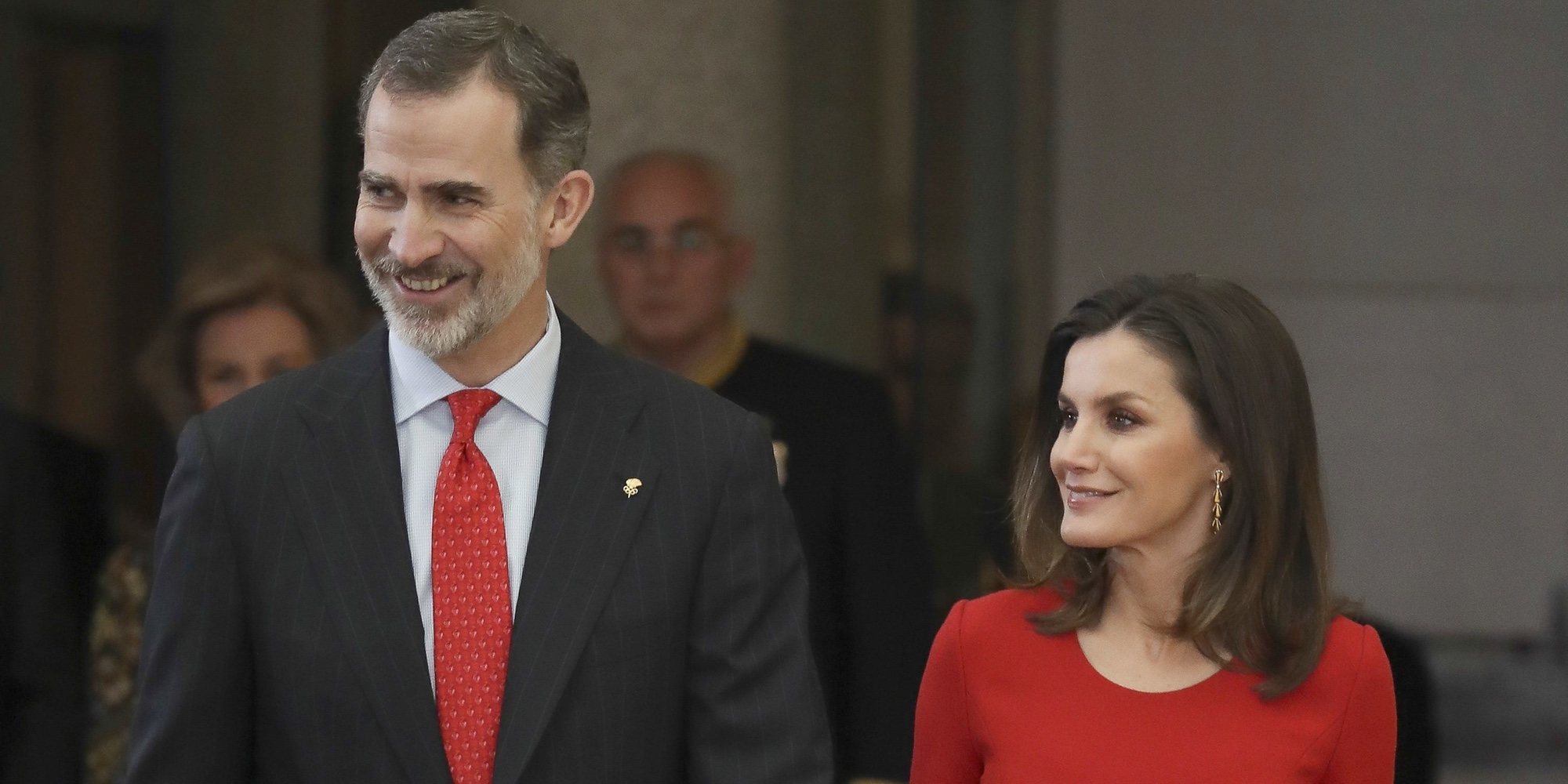 Los Reyes Felipe y Letizia reciben un regalo con el que ampliar los conocimientos de euskera de Leonor y Sofía