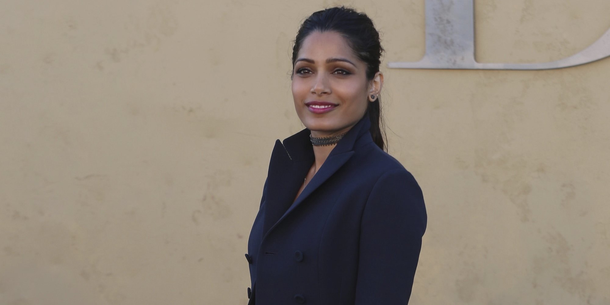 La denuncia de Freida Pinto: asegura que L'Oreal aclaró su color de piel en una campaña