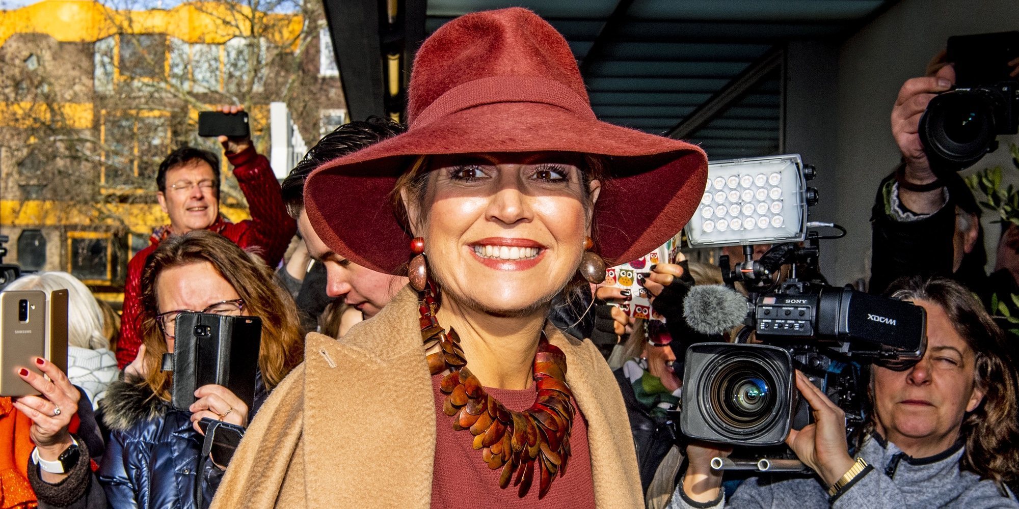 La Reina Máxima de Holanda hace frente a las críticas de delito fiscal con la mejor de sus sonrisas