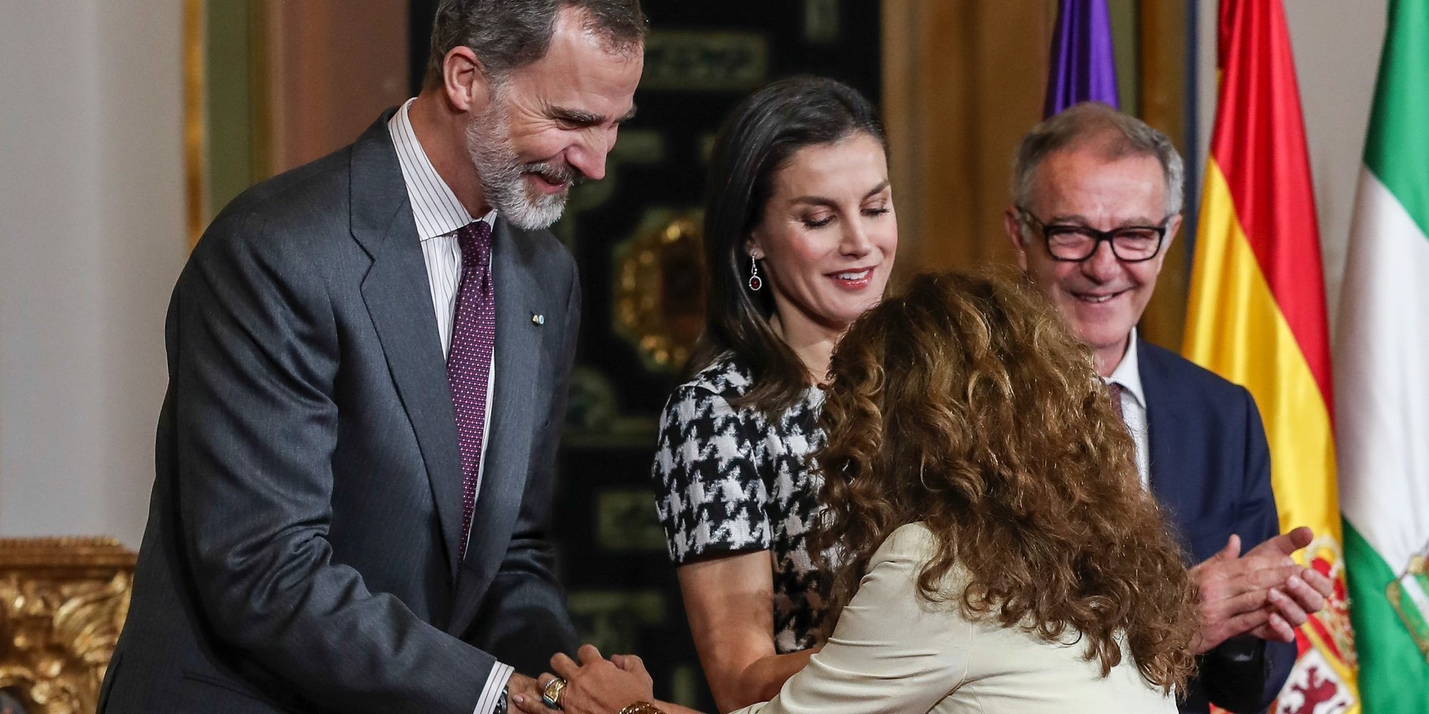 La emoción de Lolita y el colegueo de la Reina Letizia y Elena Furiase en las Medallas de Oro al Mérito en las Bellas Artes