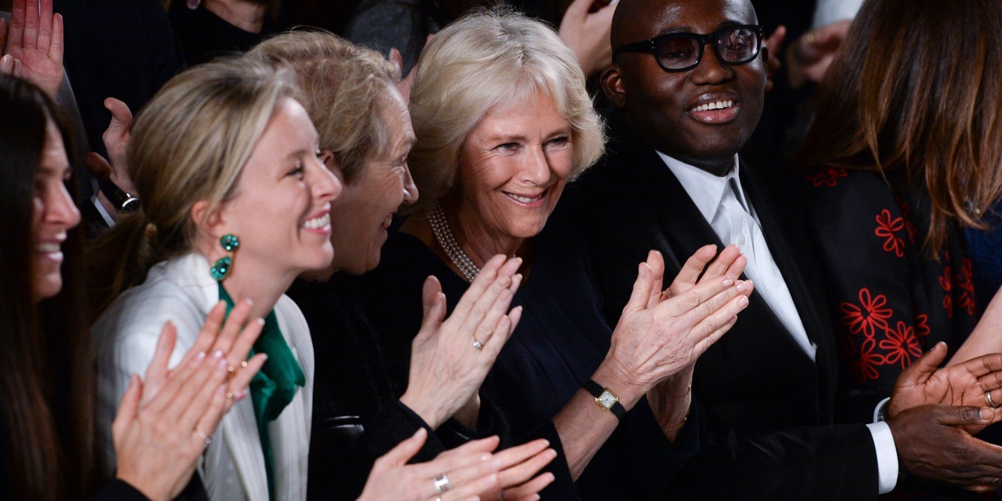 Camilla Parker se lo pasa en grande relevando a la Reina Isabel en la Semana de la Moda de Londres