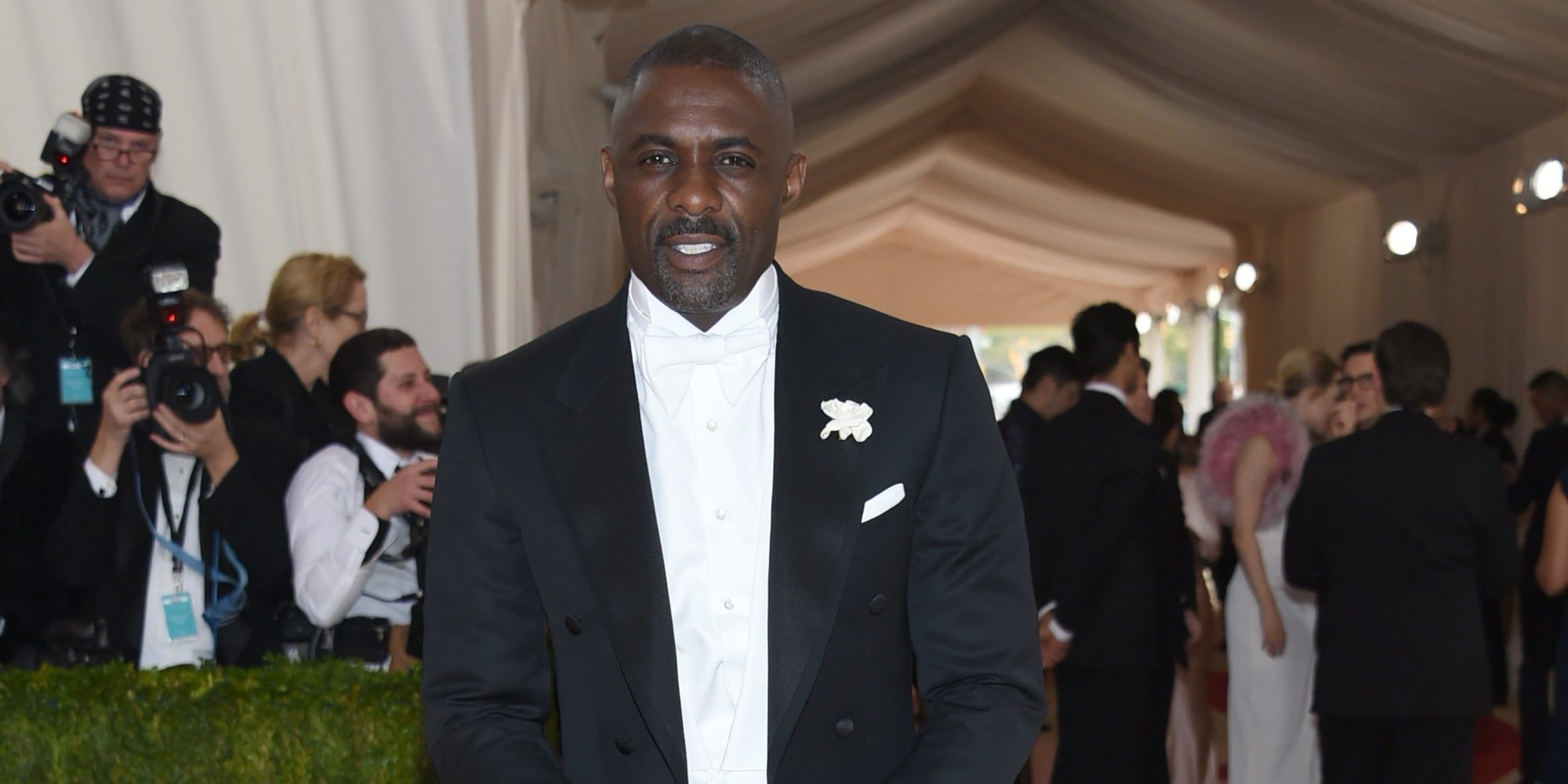 Idris Elba revela la curiosa petición que le hizo el Príncipe Harry