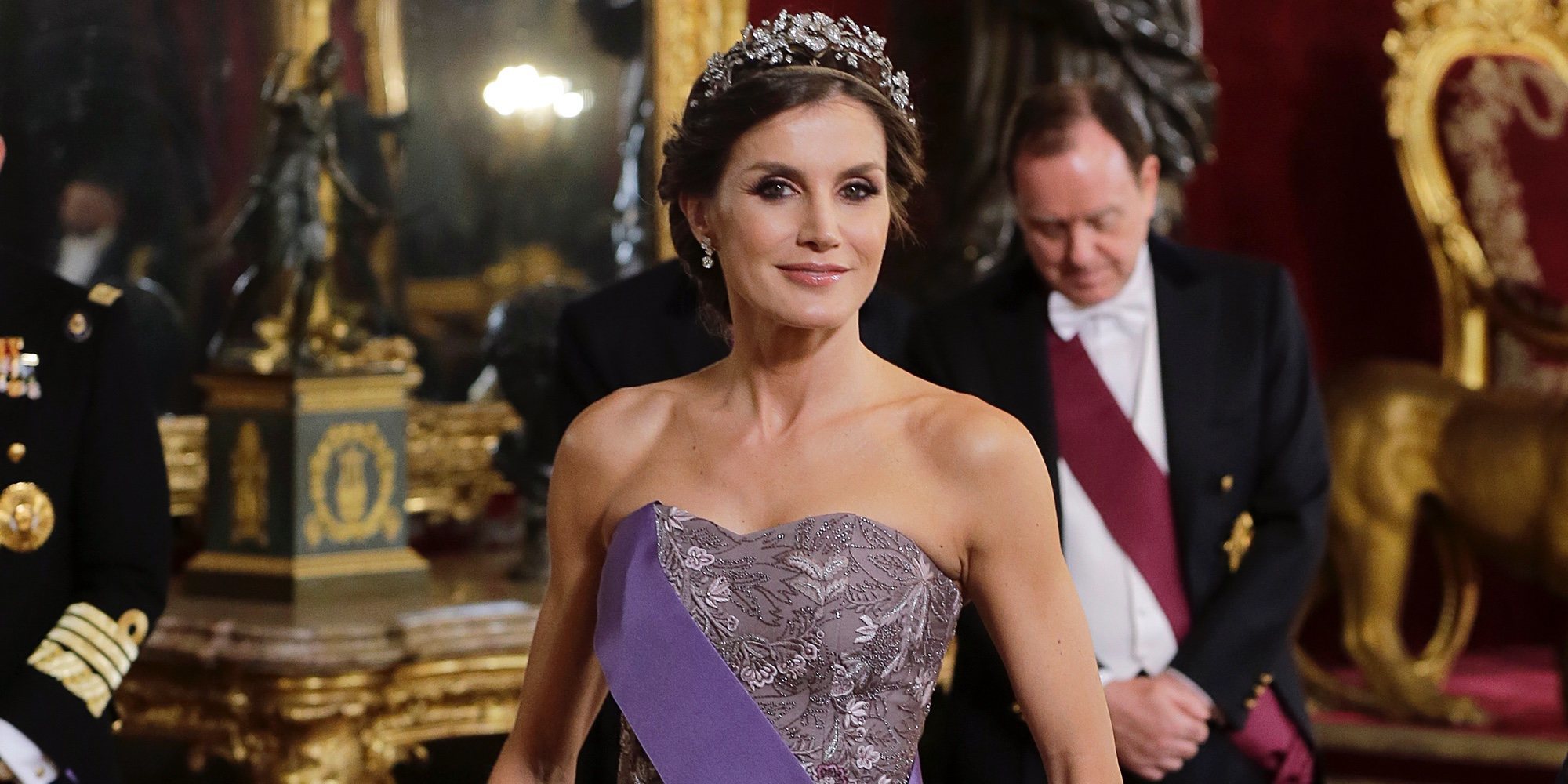 La Reina Letizia resplandece en el Palacio Real con la tiara floral y el vestido de la boda de los Duques de Cambridge