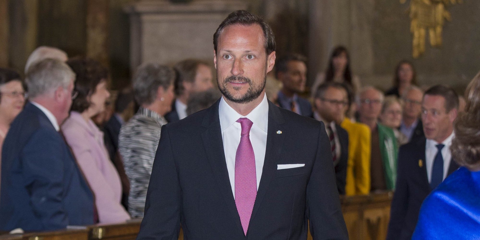 Haakon de Noruega entra en quirófano para ser operado del oído