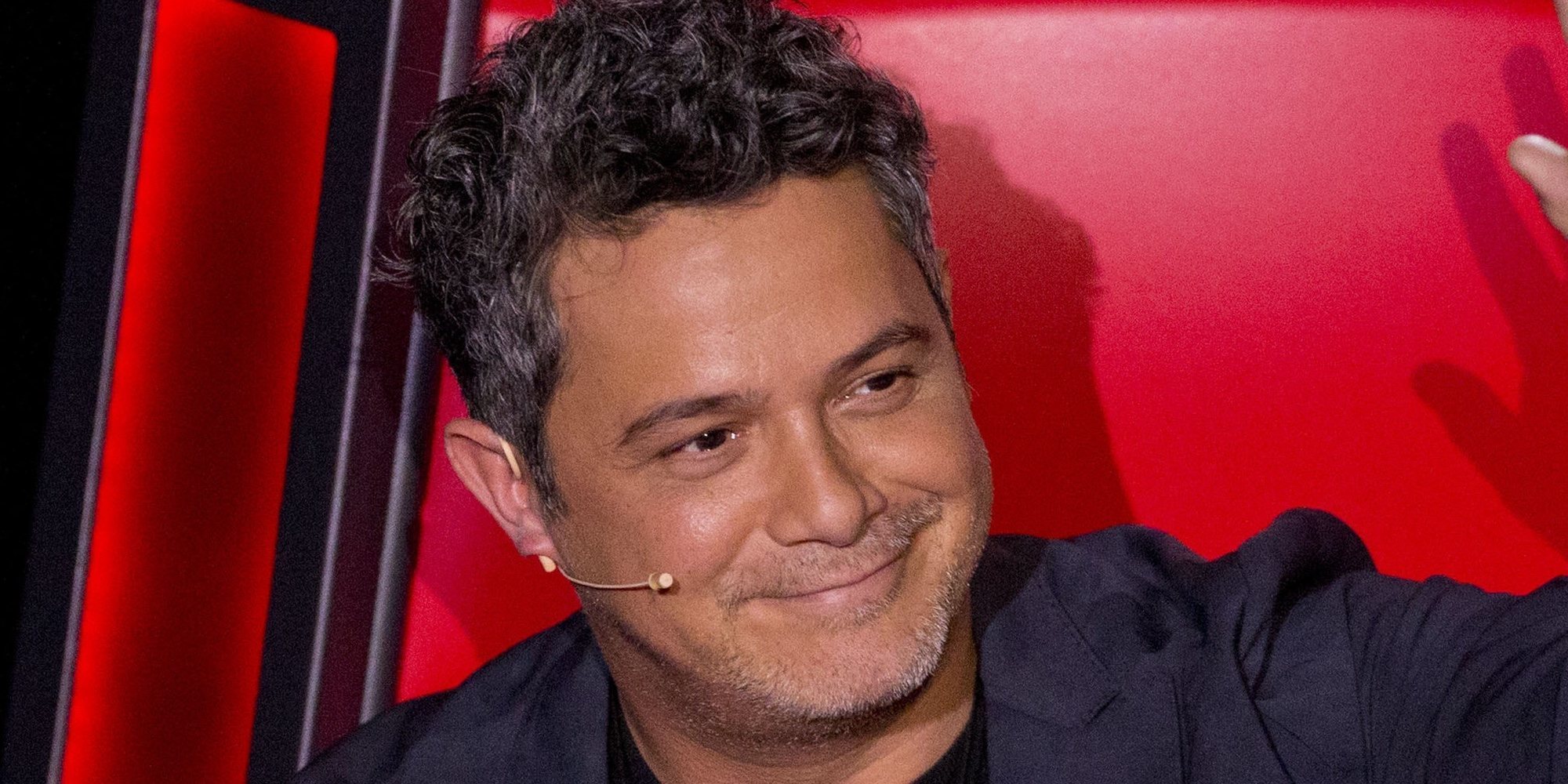 La desafortunada foto de Alejandro Sanz: celebra el Día de la Mujer maquillándose un ojo