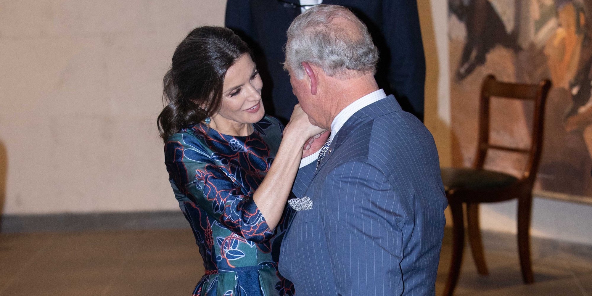 El encuentro entre la Reina Letizia y el Príncipe Carlos: un retraso, mucha complicidad, manos rojas y una antepasada 'común'