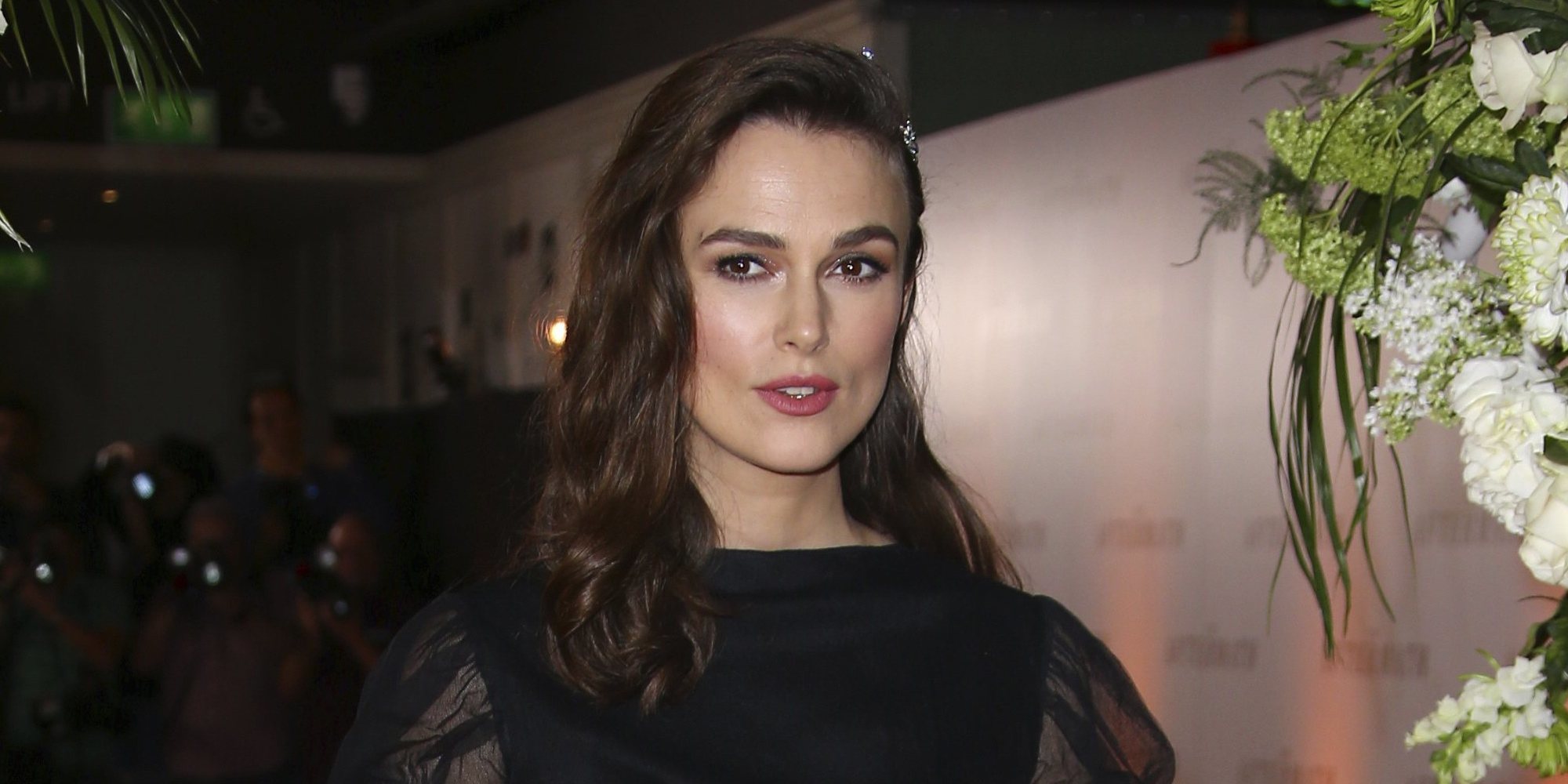 Keira Knightley toca 'Despacito' con sus dientes