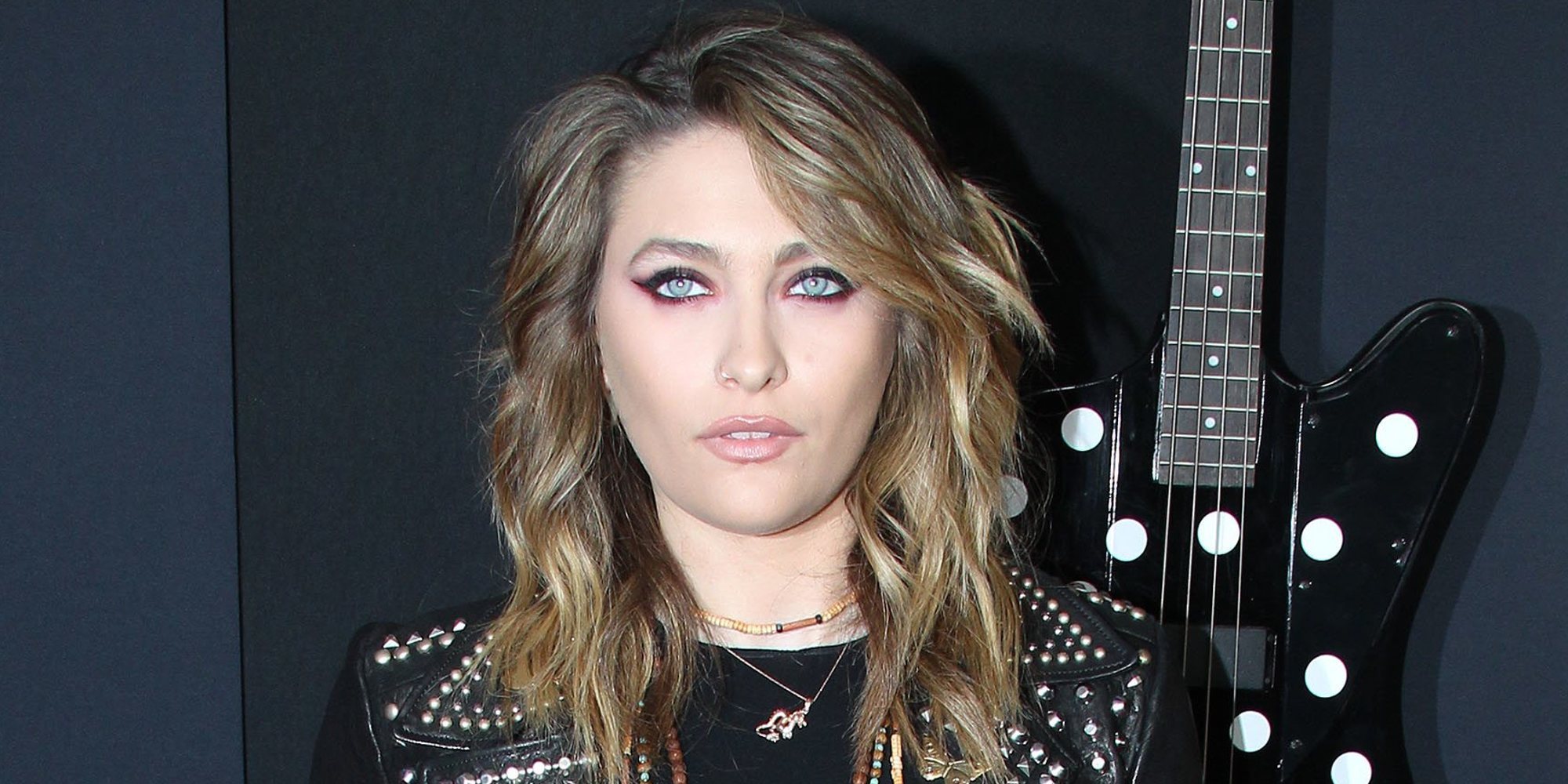 Paris Jackson aparenta normalidad después de su hospitalización en el estreno de 'The Dirt'